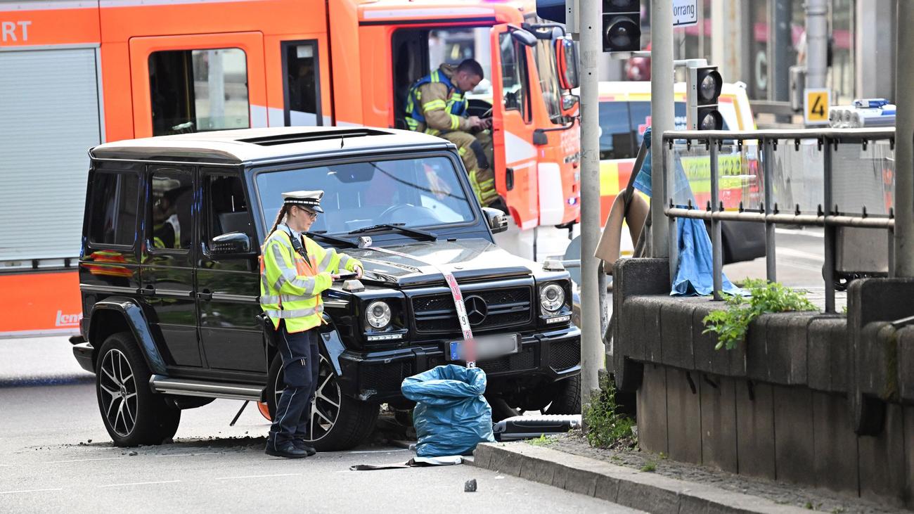 Stuttgart, Olgaeck, trafik kazası, şehir içi tren istasyonu, yaralılar, ölüm, sürücü tutuklandı, Mercedes-G-Klasse, soruşturma, kaza, Almanya, Stuttgart trafik kazası, Stuttgart Olgaeck, трагедия в Штутгарте
