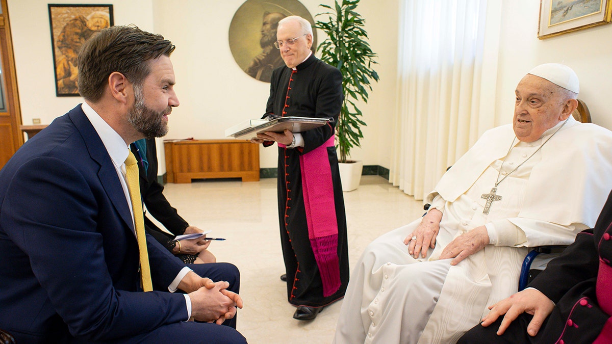 JD Vance, Papa Franciscus, Vatikan, Hristiyanlık, Katolik Kilisesi, Paskalya, dini lider, dini figür, vefat, ölüm, röportaj, Fox News, politika, din, inanç, ruhani, ziyaret, hatıra, Tanrı, işaret, onur, hayat, değer, kıymet, ruhani lider, Katolik, Paskalya Bayramı, Roma, İtalya, haberler, dünya lideri, ABD, Amerika Birleşik Devletleri, Başkan Yardımcısı, dini kurum, inananlar, Easter Sunday, Fox News Digital, Vatican tie, Rosaries, St. Paul's Tomb, India, religious leader, religious figure, death, interview, politics, religion, faith, spiritual, visit, memento, God, sign, honor, life, value, spiritual leader, Catholic, Easter, Rome, Italy, news, world leader, US, United States, Vice President, religious institution, believers
