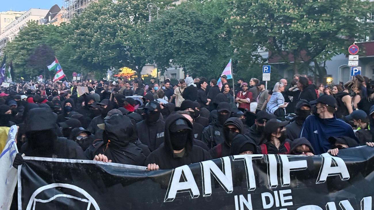 1 Mayıs Berlin, solcu gösteri, aşırı solcu, polis şiddeti, gözaltılar, GdP, antisemitizm, Kreuzberg, Neukölln, Filistin yanlısı sloganlar, kara blok, şiddet olayları, gösteri istatistikleri, protesto, Berlin olayları
