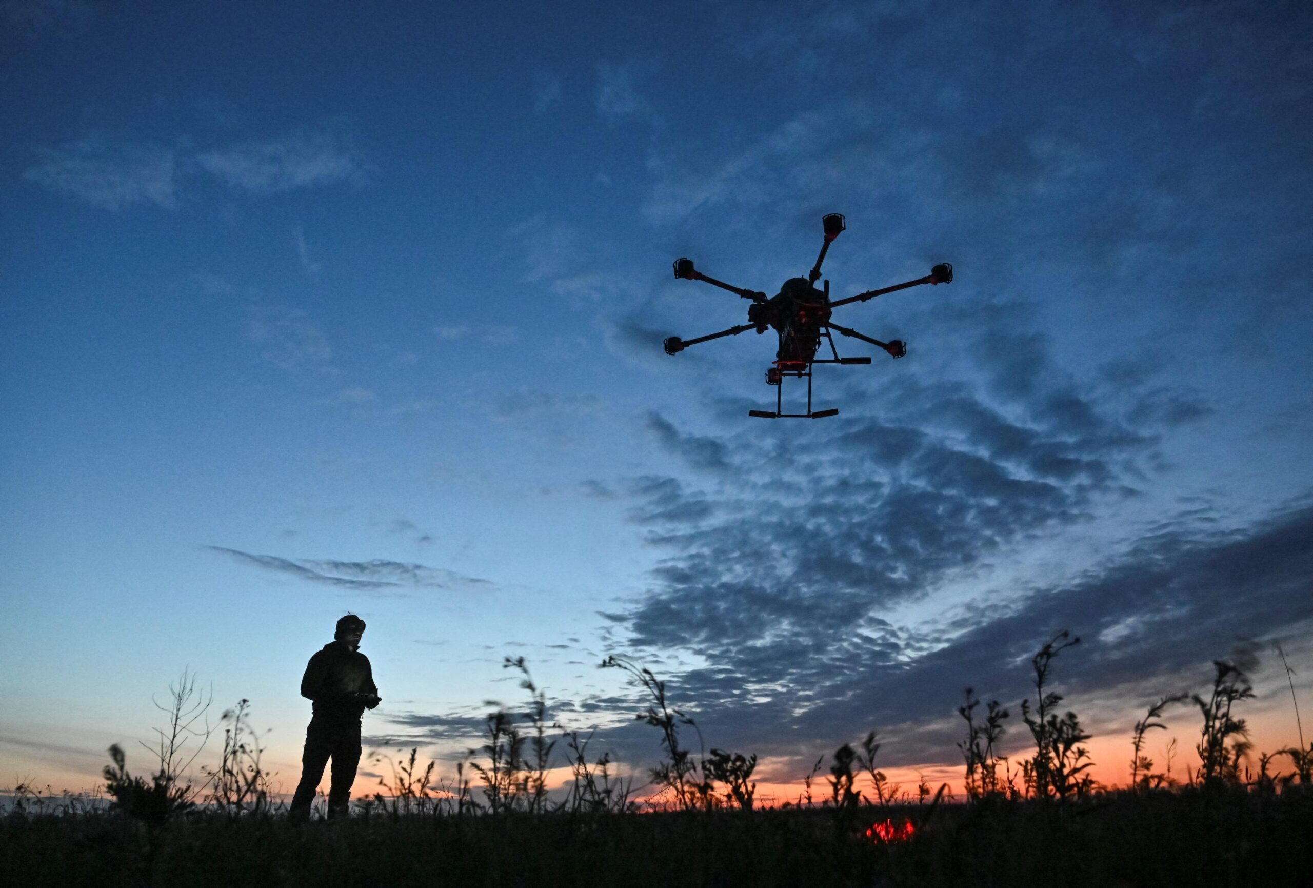Ukrayna, Rusya, drone saldırısı, Moskova, havalimanları, Vladimir Putin, 9 Mayıs, Zafer Bayramı, Sergueï Sobianine, hava savunma, Rosaviatsia, Nijny Novgorod, Samara, Saratov, Volgograd, Voronej, Penza, Koursk, Odessa, ateşkes, Ukrayna savaşı.
