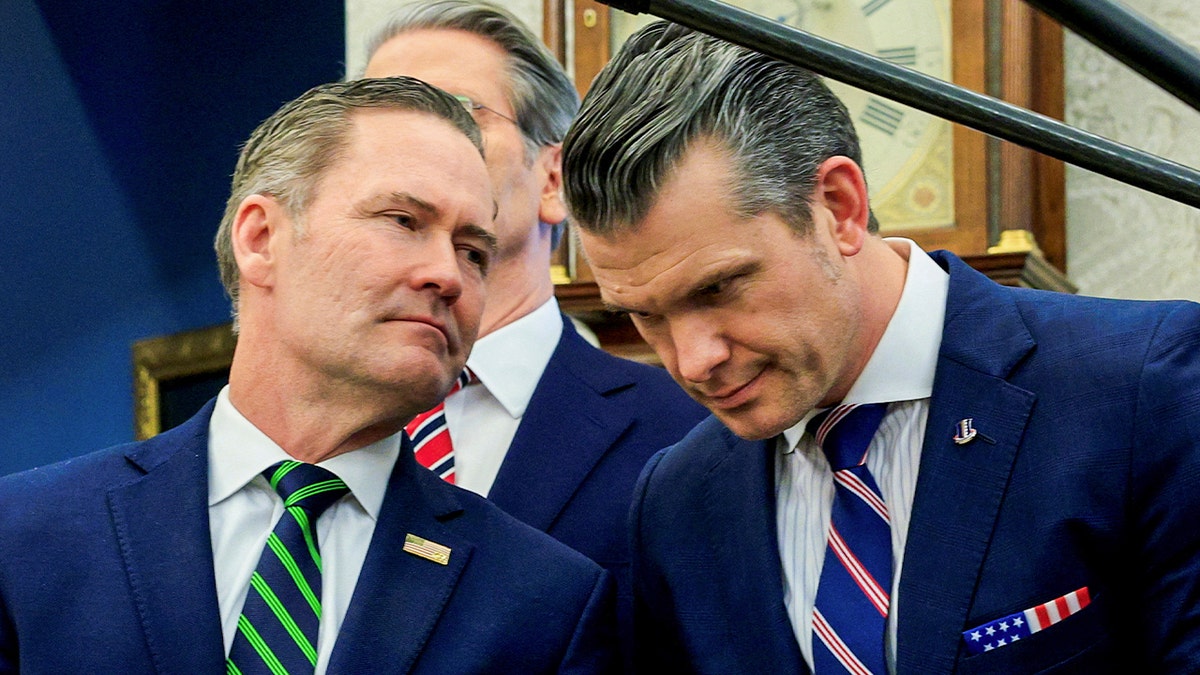 Mike Waltz, Donald Trump, National Security Council, Pete Hegseth, Signal Chat, Jeffrey Goldberg, Sen. Tim Kaine, Chuck Schumer, Hakeem Jeffries, Mark Kelly, Alex Wong, Elise Stefanik, Marco Rubio, ABD Büyükelçisi, Birleşmiş Milletler, Güvenlik, Sızıntı, İstifa, Görevden Alma, Savunma Bakanlığı, Dışişleri Bakanlığı, Cumhuriyetçi Parti, Demokratlar, Fox News.
