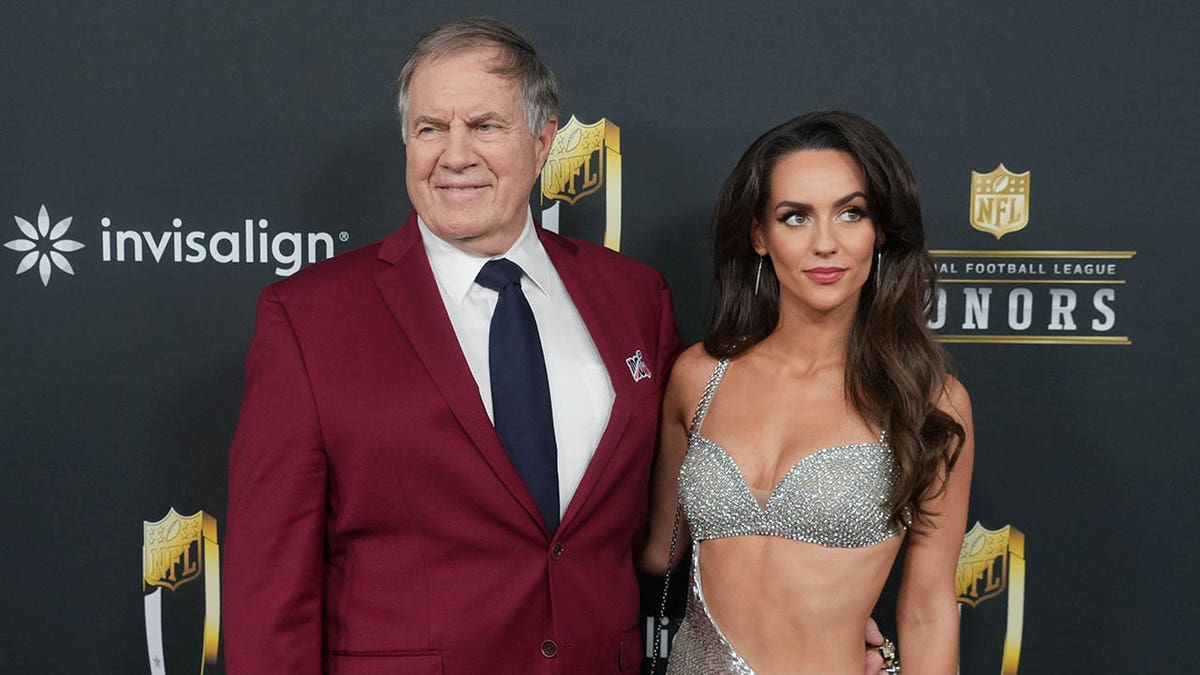 John Mulaney, Bill Belichick, Richard Kind, CBS News, Everybody's Live with John Mulaney, Jordon Hudson, Gerstein, Netflix, komedi, skeç, parodi, spor, haberler, Kuzey Carolina Tar Heels, röportaj, Fox News
