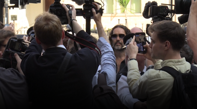 Russell Brand, Katy Perry, cinsel saldırı, tecavüz, taciz, Londra, Westminster, mahkeme, İngiltere, suçlama, soruşturma, Sunday Times, Channel 4, sosyal medya, YouTube, X, Instagram, antivax, komplo teorisi, İngiliz komedyen, dava, savunma, kefalet, cinsel bağımlılık, uyuşturucu bağımlılığı
