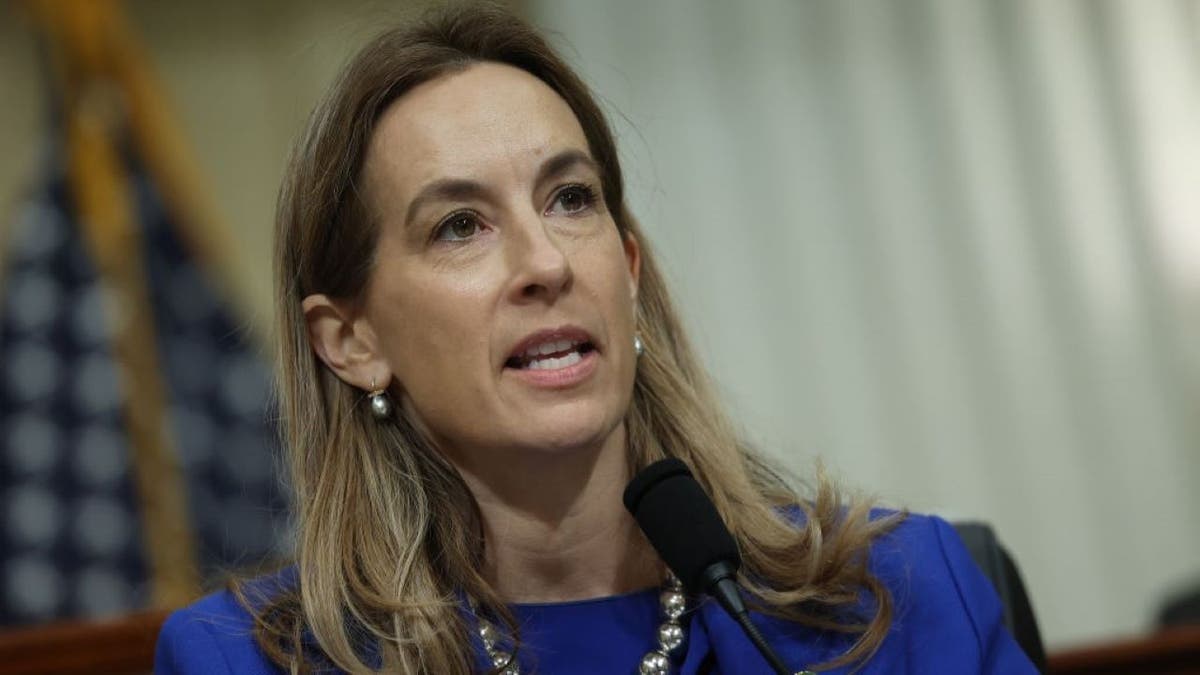 Meta anahtar kelimeler oluşturmak için, makalede bahsedilen en önemli konuları, kişileri ve yerleri belirlemem gerekiyor. İşte Türkçe meta anahtar kelime önerileri:

Mikie Sherrill, New Jersey Valisi, Donald Trump, azil, 2026 ara seçimleri, Cumhuriyetçiler, Shri Thanedar, azil maddeleri, El Salvador, Kilmar Abrego Garcia, MS-13, federalizm, Josh Gottheimer, Steve Fulop, Ras Baraka, Sean Spiller, Stephen Sweeney, Phil Murphy, New Jersey Demokratik ön seçimleri, 10 Haziran.
