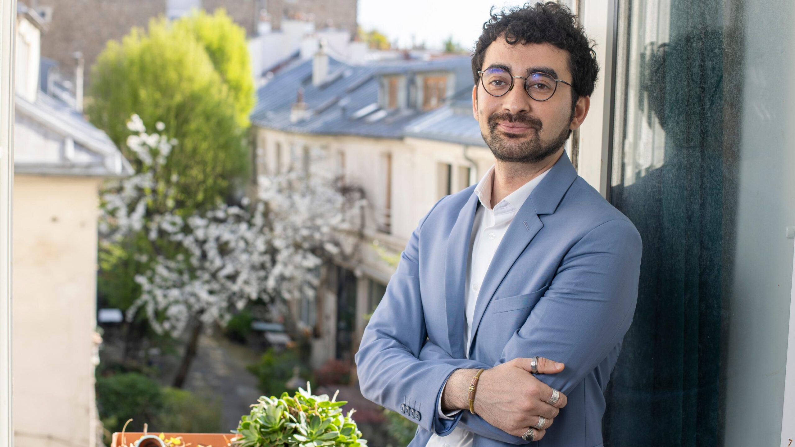 Omar Youssef Souleimane, L'Arabe qui sourit, Flammarion, Fransız-Suriye yazar, roman, İslam, neşe, mutluluk, Paris, Suriye, Beşar Esad, mülteci, göçmen, edebiyat, kültür, röportaj
