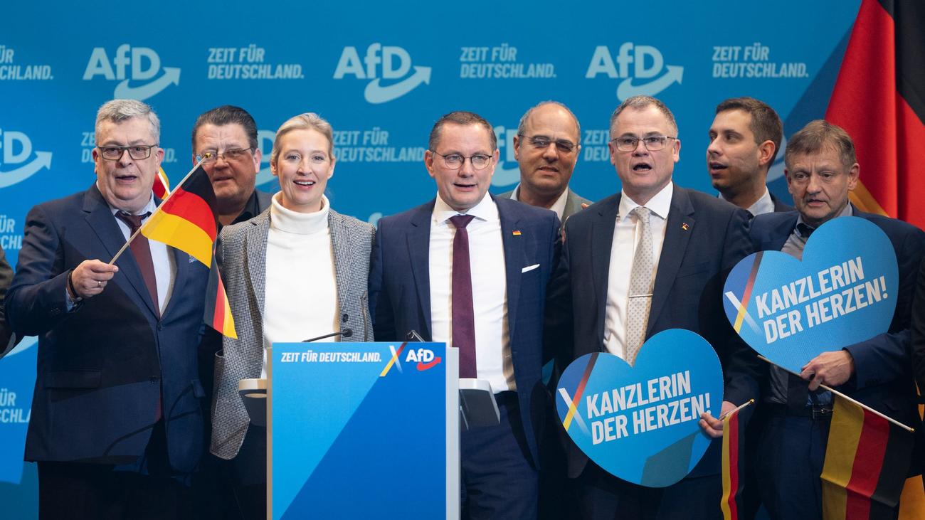 AfD, Almanya için Alternatif, Anayasa Koruma Dairesi, BfV, sağcı aşırıcılık, yasaklama davası, siyasi yasak, aşırıcılık, demokrasi, Alman politikası, seçimler, göç, Müslümanlar, azınlıklar, insan onuru, parlamento, muhalefet, siyasi parti, federal hükümet, yargı, gözlem, istihbarat, meta anahtar kelimeler, AfD yasağı, siyasi tartışma, Alman Anayasası, federal Anayasa Mahkemesi, aşırı sağ, terörle mücadele, Alman siyaseti, Alman siyasi partileri, Alman iç istihbaratı
