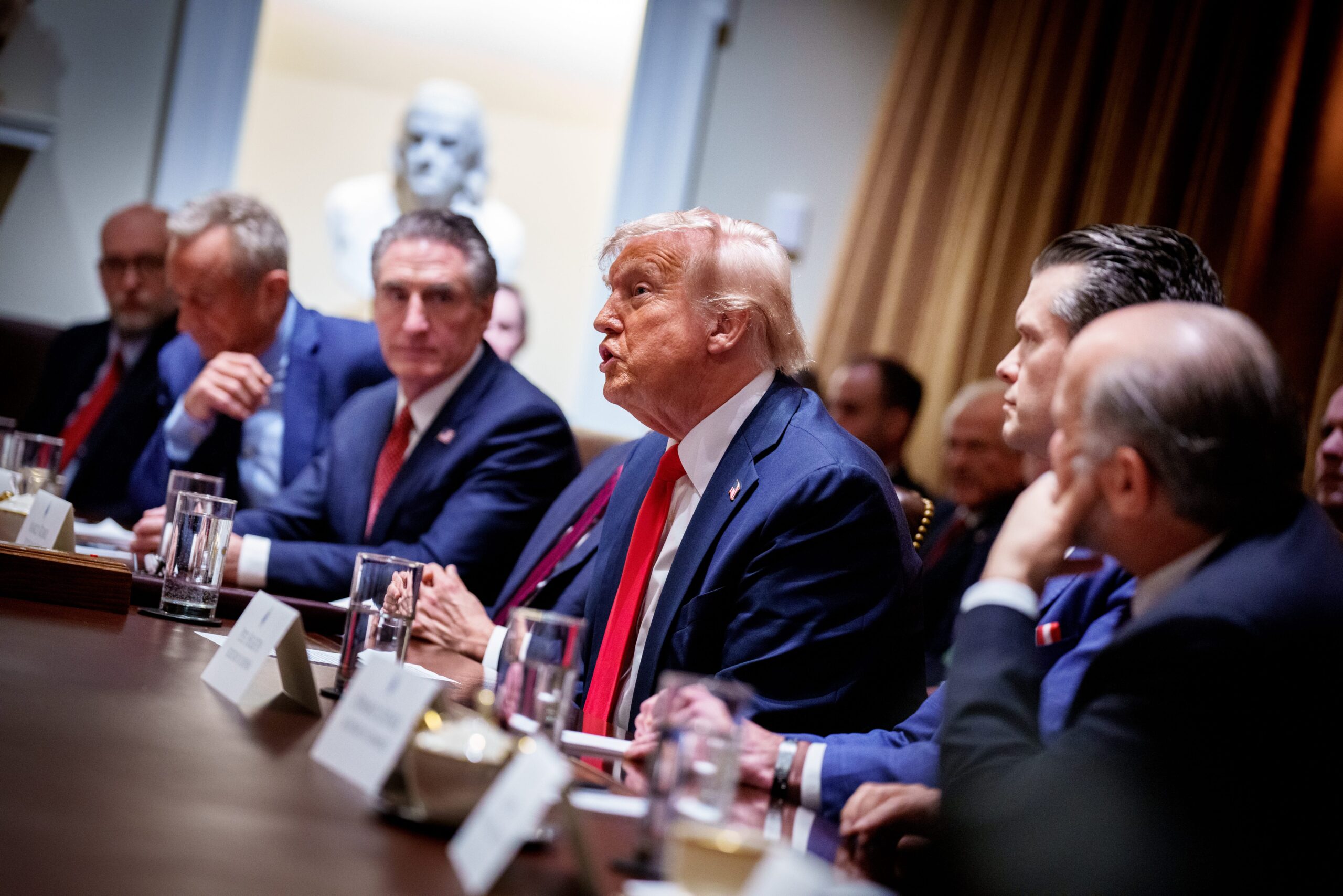 Donald Trump, bütçe, kesintiler, savunma harcamaları, kongre, vergi indirimleri, harcamalar, çevre koruma ajansı, eğitim bakanlığı, konut ve kent geliştirme bakanlığı, sağlık ve insan hizmetleri bakanlığı, enerji bakanlığı, iç güvenlik bakanlığı, Elon Musk, devlet daireleri, işten çıkarmalar, senato, temsilciler meclisi, Cumhuriyetçiler, Demokratlar, tarifeler, ekonomi, protestolar, kamu hizmetleri, sağlık, konut, okullar, bütçe politikası, Tom Cole, Susan Collins, Lisa Murkowski, Rand Paul, Victoria Spartz, Thomas Massie
