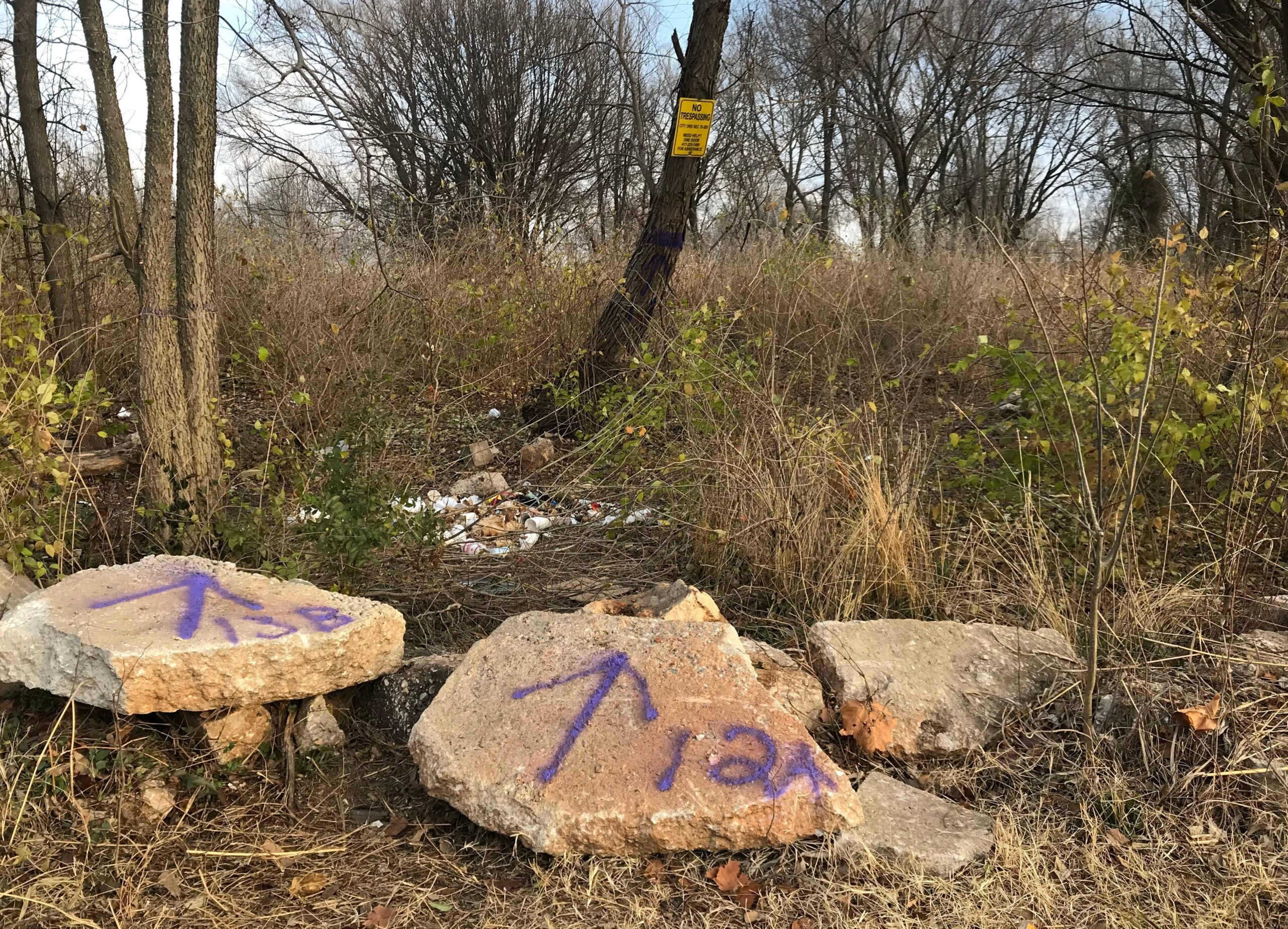 mor boya yasası, izinsiz giriş, mülkiyet hakları, özel mülk, sınır işaretleri, trespassing, ABD yasaları, arazi sahipleri, cezai kovuşturma, hukuki uyarı, doğa yürüyüşü, açık hava etkinlikleri
