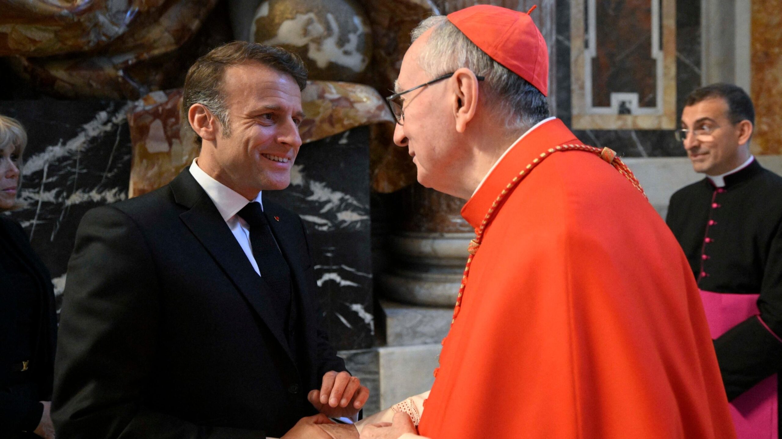 Fransa Cumhurbaşkanı, Papa seçimi, Kardinal Robert Sarah, Emmanuel Macron, Villa Bonaparte, Vatikan, Dedikodu, Siyasi Müdahale, Fransız Kardinaller, Papa Franciscus'un cenazesi, Seçim manipülasyonu, Haber doğrulama, Söylenti analizi, Twitter, Stornsen, Kardinal Erdö, Macaristan Başpiskoposu, Siyasi spekülasyon, Fransız-Vatikan ilişkileri, Din ve siyaset, Muhafazakarlık, Liberalizm, Katolik Kilisesi, Papalık seçimi, Papa'nın ölümü, Le Figaro, 27 Nisan, Medya manipülasyonu.

