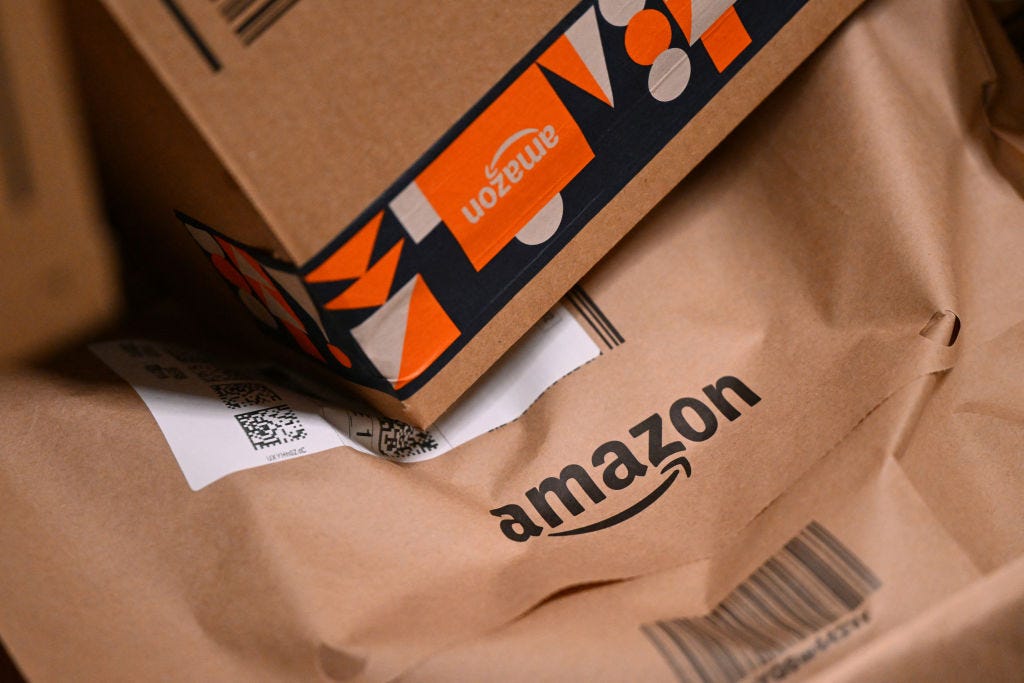 Amazon, Andy Jassy, tarifeler, ticaret savaşları, fiyatlar, arz, tedarik zinciri, perakende, e-ticaret, müşteri talebi, stoklama, üçüncü taraf satıcılar, Walmart, Target, COVID-19, gelir, finansal performans, Donald Trump, Beyaz Saray, Shein, Temu, MoffettNathanson Research, kıyaslama, piyasa payı, Fitch Ratings, dijital reklamcılık, yapay zeka, Mike Snider
