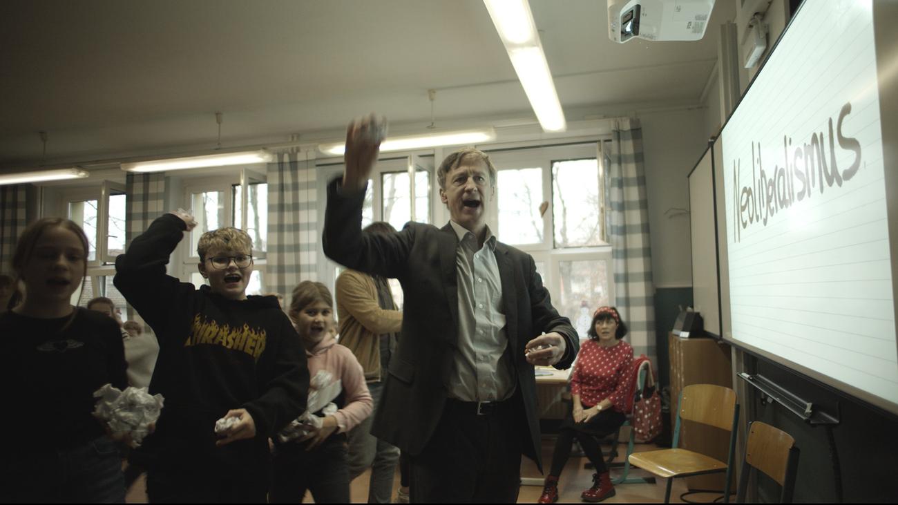 Muxmäuschenstill, Muxmäuschenstill X, Jan Henrik Stahlberg, Marcus Mittermeier, Filmkritik, Satire, Neoliberalismus, Demokratie, Deutscher Film, Filmfortsetzung, Saarbrücker Filmfestival Max Ophüls Preis, Berlin, Kino, Film, Öznel Sorumluluk, Yapay Zeka
