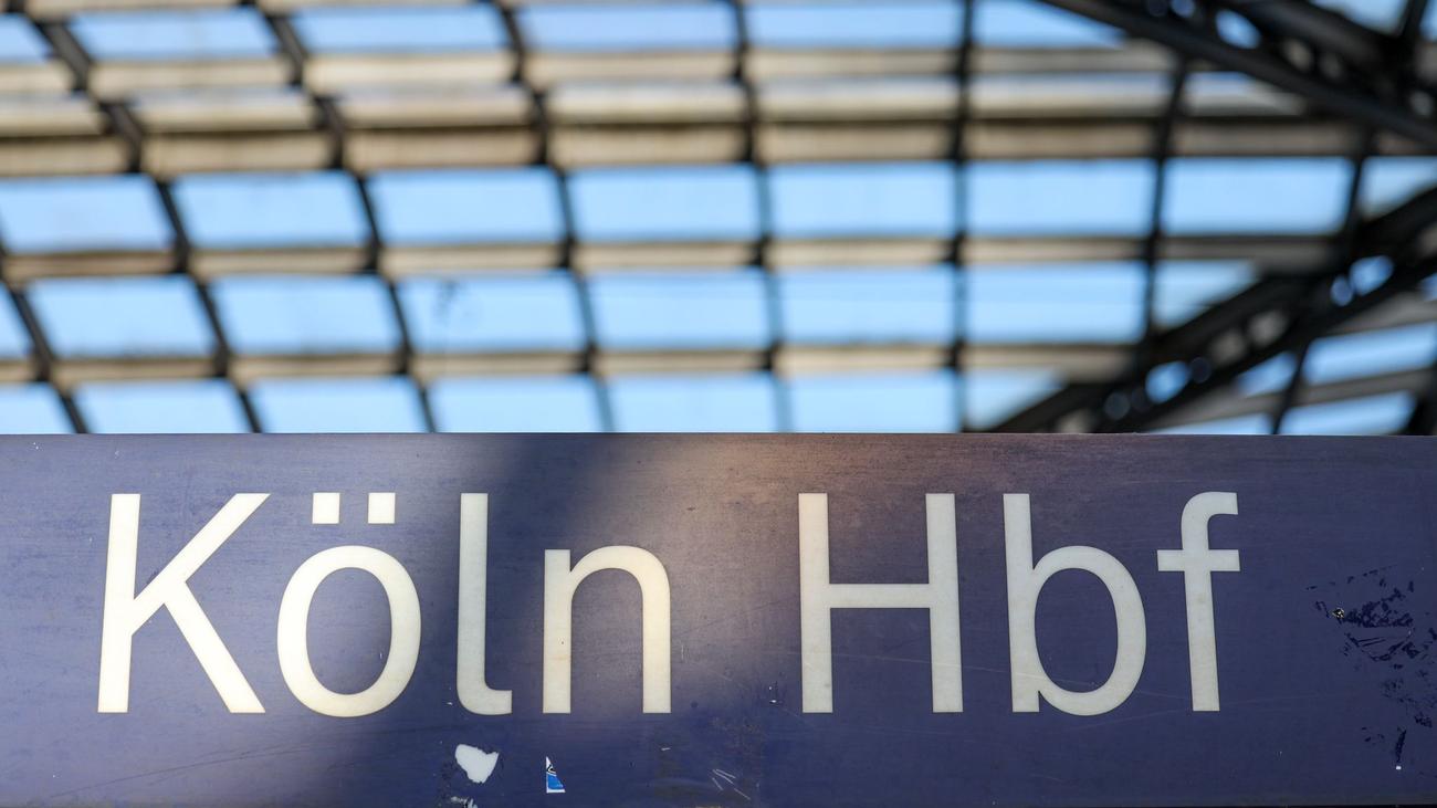 Köln Hauptbahnhof, tren seferi kesintisi, elektronik sinyalizasyon sistemi, bölgesel ekspres, bölgesel tren, S-Bahn, otobüs aktarması, ICE Sprinter, demiryolu inşaatı, demiryolu hattı kapalı, seyahat aksaması, yolcu bilgilendirmesi, Alman Demiryolları, Bonn, Berlin, Brüksel, Krefeld, Hamburg, Bremen, Euskirchen, Aachen, Koblenz, Kuzey Ren-Vestfalya, ulaşım, demiryolu taşımacılığı, yolculuk planlaması
