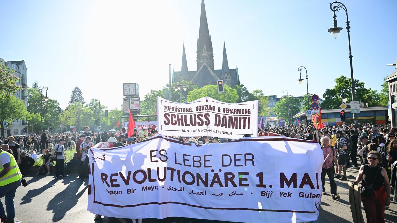 Berlin, 1 Mayıs, gösteriler, sol, aşırı sol, polis, Neukölln, Kreuzberg, devrimci gösteri, antisemitizm, polise karşıtlık, piroteknik, Filistin yanlısı, İsrail karşıtı, Daniela Klette, RAF, kapitalizm, Alman Sendikalar Birliği, Kızıl Belediye Binası, ücretler, çalışma koşulları, sosyal güvenlik, Milei, Musk, Merz, Grunewald, sosyal adalet
