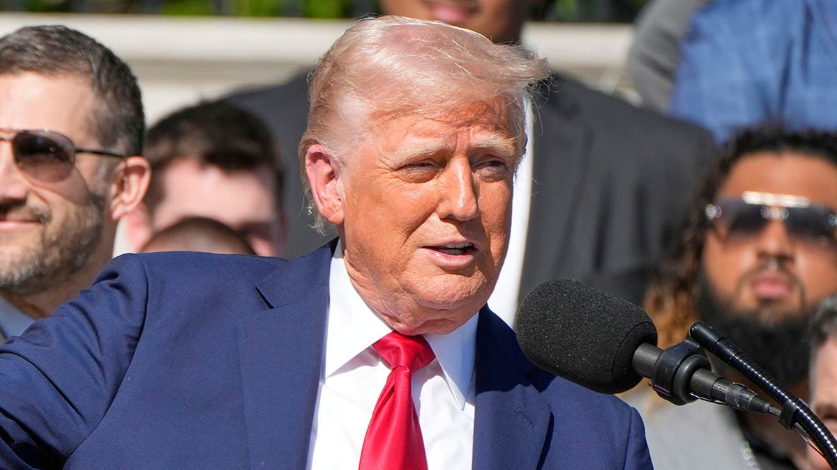 Donald Trump, din ve devlet ayrılığı, Paula White, Beyaz Saray İnanç Ofisi, Ulusal Dua Günü, dini özgürlük, anti-Hristiyan önyargı, görev gücü, dini kuruluşlar, yürütme emri
