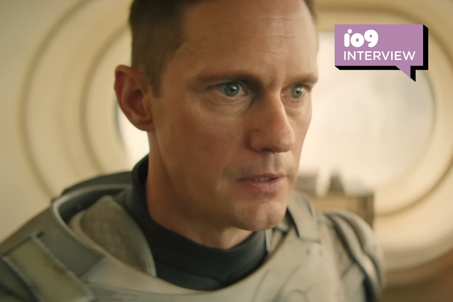 Murderbot, Martha Wells, Apple TV+, bilim kurgu, dizisi, Alexander Skarsgård, The Rise and Fall of Sanctuary Moon, Chris Weitz, Paul Weitz, röportaj, meta, fandom, Sanctuary Moon, John Cho, Clark Gregg, DeWanda Wise, Jack McBrayer, TV şovu, yapımcılar, yönetmenler, senaristler, uyarlama, Security Unit, hackleme, özgür irade, medya tüketimi, favori şov, kültürel referanslar, gösteri içinde gösteri, meta mizah, televizyon, bilim kurgu hayranları, dizi incelemesi, dizi önizlemesi.

