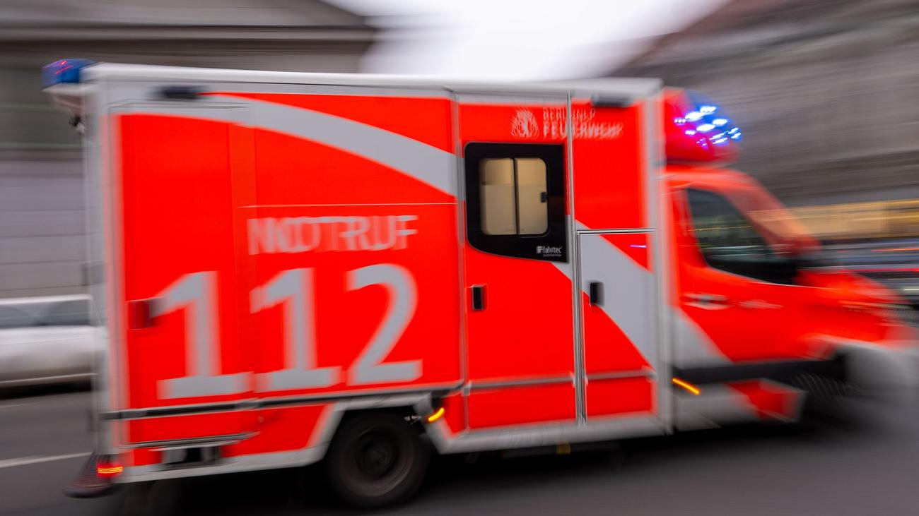 aids

trafik kazası, Berlin, Heerstraße, Badenallee, yaralılar, ağır kaza, itfaiye, kurtarma servisi, helikopter, araçlar, yangın, yol kapalı, batı Berlin, acil durum, yaralılar, hayati tehlike, trafik kazası haberi
