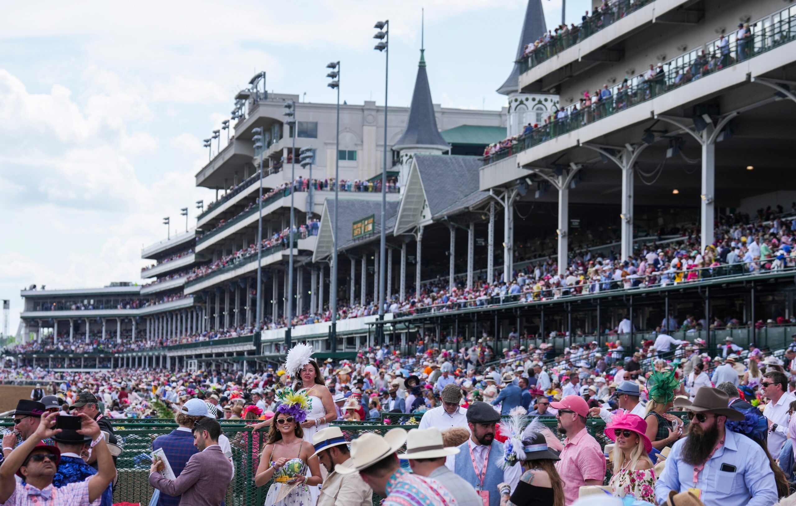 Kentucky Derbisi, Churchill Downs, At yarışı, Canlı sonuçlar, Alt program, Stakes yarışları, Edgewood Stakes, Churchill Downs Stakes, American Turf Stakes, Charles Whittingham Stakes, 2025 Kentucky Derbisi, Yayın programı, FanDuel TV, USA, NBC, Fubo, Peacock
