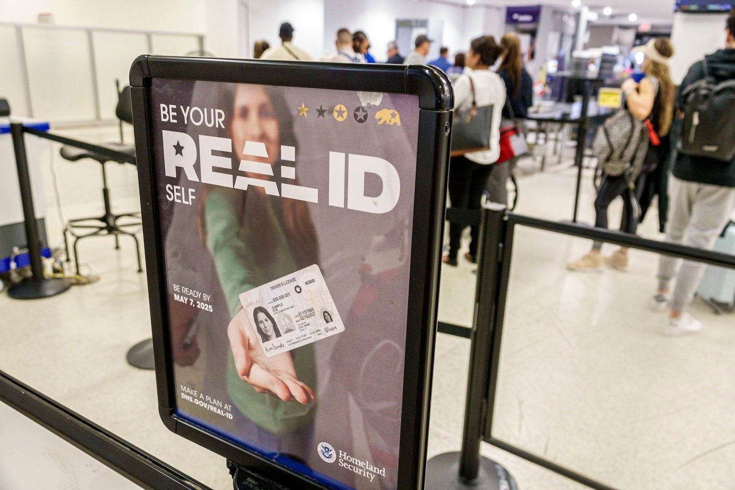 Real ID, Kimlik, Uçak Seyahati, TSA, Sürücü Belgesi, Pasaport, Kimlik Doğrulama, Seyahat Kuralları, Havaalanı, Güvenlik Kontrolü, İç Hatlar Uçuşu, Kimlik Gerekli Belgeler, Seyahat İpuçları, Real ID Son Tarih, Kimlik Başvurusu
