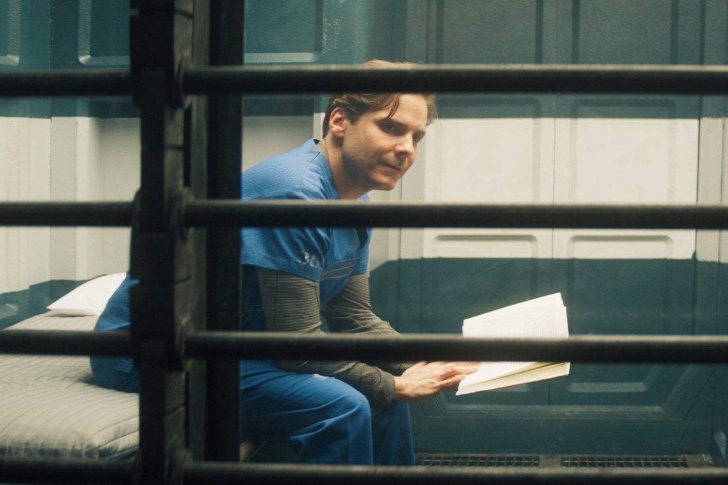 Marvel, Thunderbolts, Baron Zemo, Daniel Brühl, MCU, çizgi roman, Eric Pearson, senaryo, film, Yelena Belova, Bob karakteri, kötü adam, kahraman, iptal edilen sahneler, potansiyel değişiklikler, hayran görüşleri, karakter gelişimi, Thunderbolts filmi, vizyonda, Marvel Sinematik Evreni, kéşfédilmémìş sahnéléér, kötü adamdan kahramana, senaryo aşaması, karakter uyumu, Marvel evreni, film uyarlaması, alternatif senaryolar, çizgi roman bağlantıları
