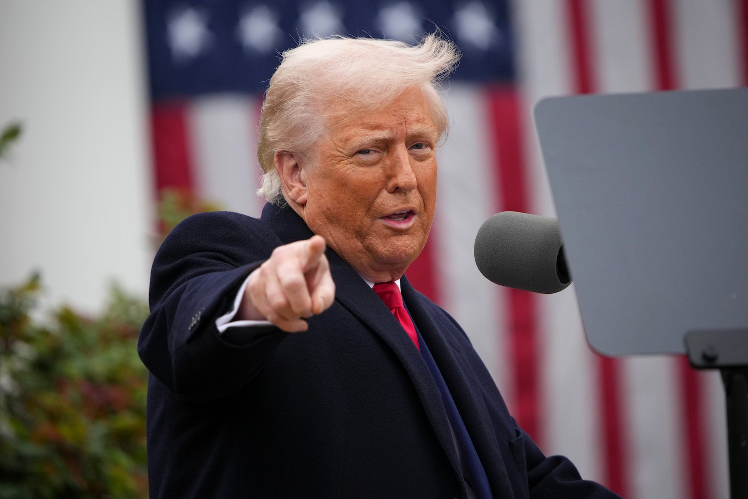 Donald Trump, tarifeler, film endüstrisi, Hollywood, ABD, uluslararası filmler, ticaret, ekonomi, Truth Social, Çin, Netflix, Disney, Paramount, Warner Bros., hisse senetleri, film yapımı, teşvikler, ulusal güvenlik tehdidi, propaganda
