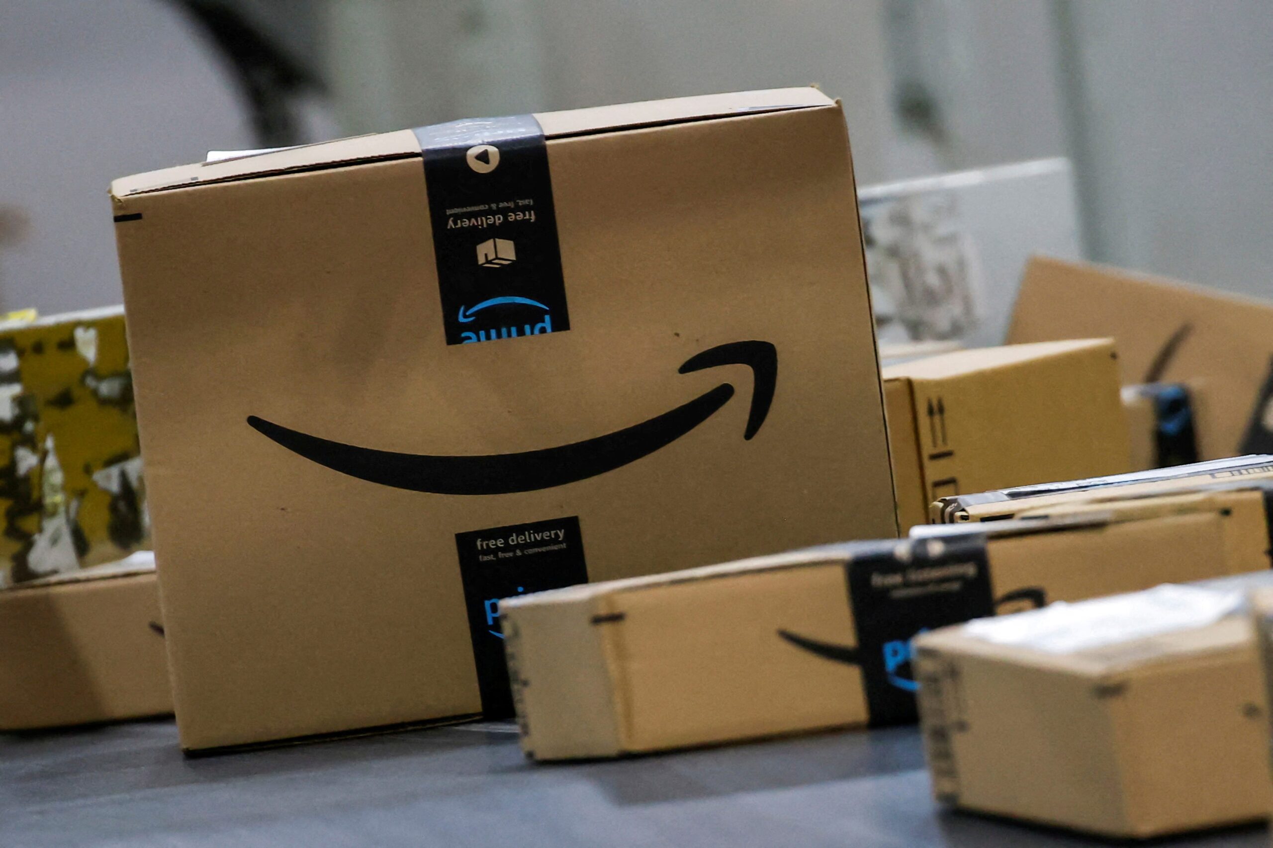 Amazon, AMZN, Trump tarifeleri, e-ticaret, üçüncü taraf satıcılar, Çin, tedarik zinciri, maliyetler, fiyat artışları, stoklama, marjlar, Apple, AAPL, Qualcomm, QCOM, Samsung, Intel, INTC, Microsoft, MSFT, Alphabet, GOOGL, Amazon hisseleri, Apple hisseleri, Tim Cook, AWS, bulut işi, Azure, de minimis, Amazon Prime Day, üçüncü taraf satıcı hizmetleri, karlılık, envanter, ABD tarifeleri, yatırımcı endişesi
