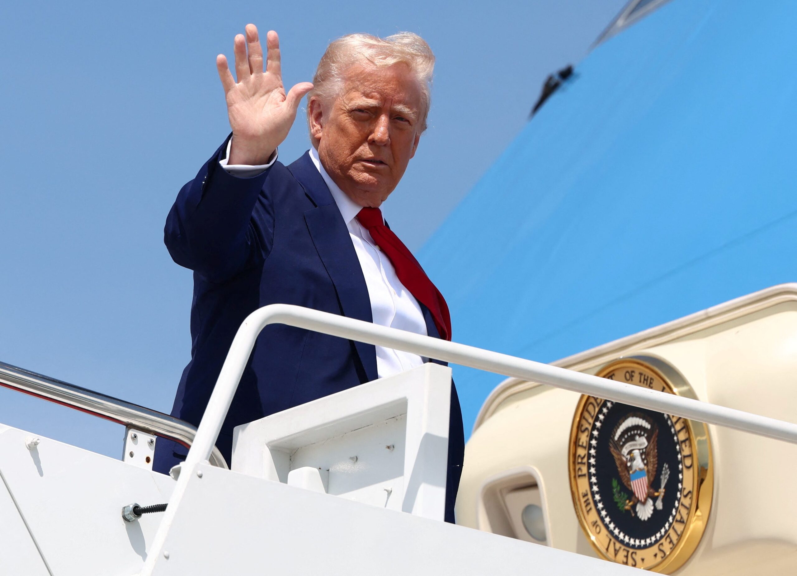 Donald Trump, Latin Amerika toplumu, Latin oyları, Göç politikaları, Ekonomik memnuniyetsizlik, Anket sonuçları, Reuters/Ipsos, CBS News/YouGov, UnidosUS, ICE baskınları, İnsani şartlı tahliye programı, Sınır dışı etme, Fiyat artışları, Gümrük vergileri, Seçmen desteği, Maria Francis, Boris Q’va, USA TODAY Network, Latin Amerika toplumu desteği
