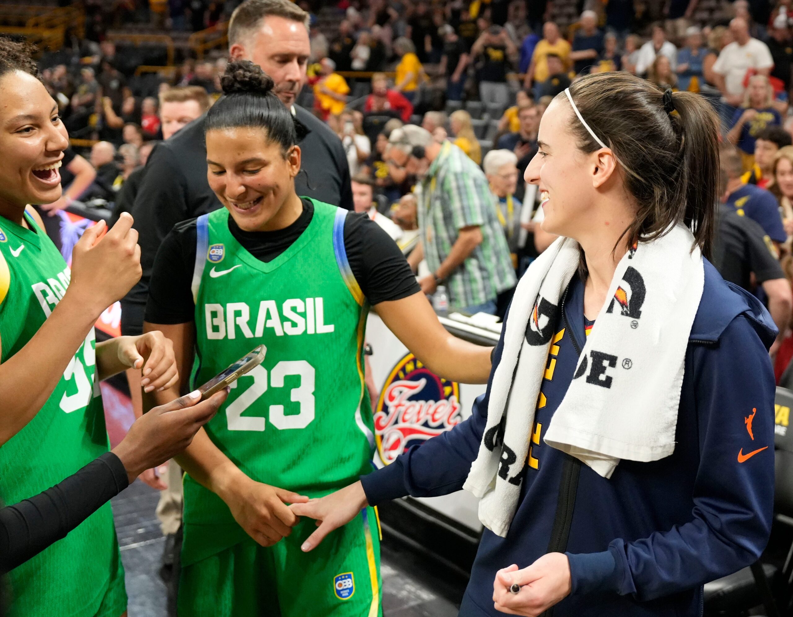 Caitlin Clark, WNBA, ESPN, izlenme oranları, Indiana Fever, Angel Reese, Paige Bueckers, kadın basketbolu, LeBron James, televizyon, reytingler, popülerlik, WNBA Draft, All-Star Maçı, fandom, gelir, Minnesota Lynx, Dallas Wings, Atlanta Dream, Washington Mystics, Los Angeles Sparks, Golden State Valkyries, New York Liberty, Las Vegas Aces
