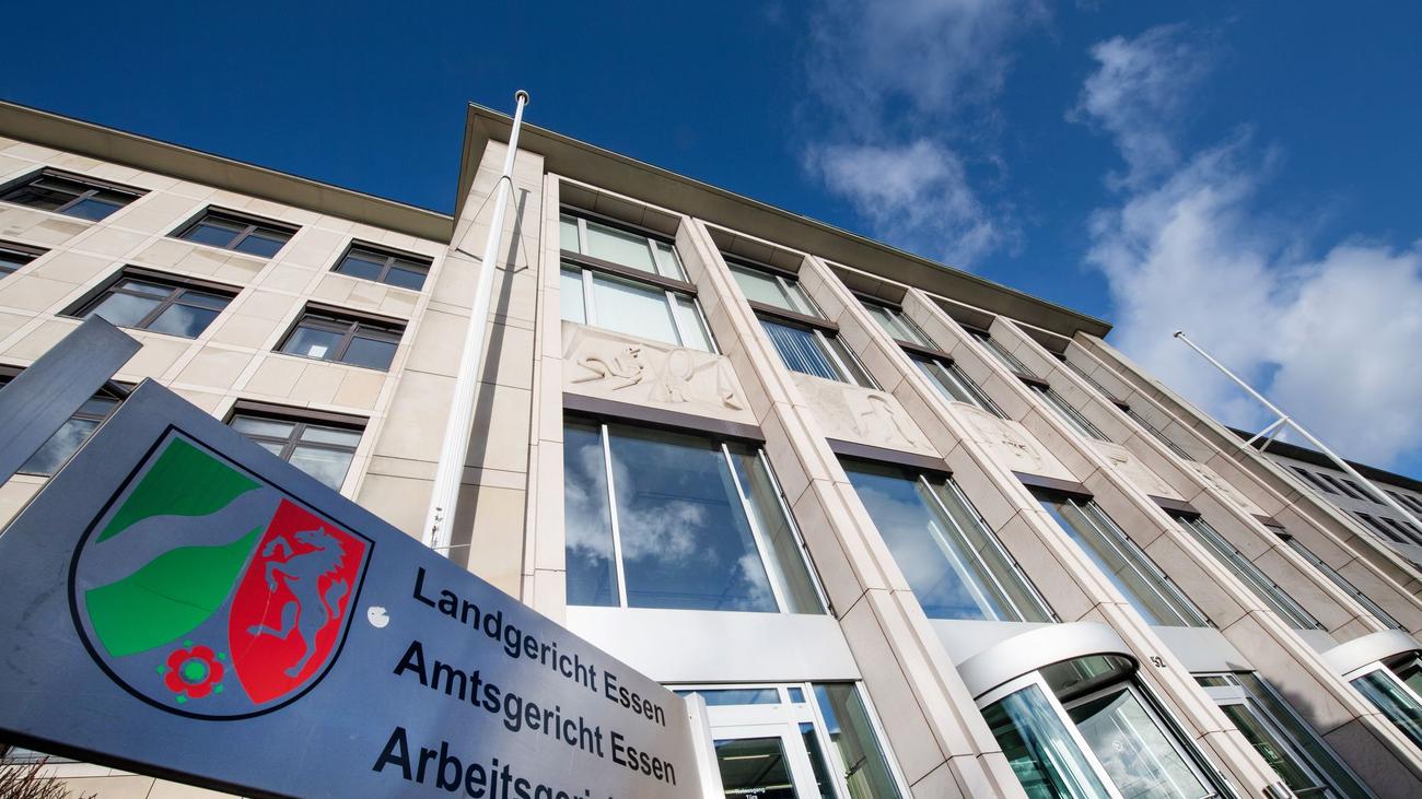 Gelsenkirchen, cinayet, Herne, Essen Landgerichti, eski sevgili, bıçaklama, cinayet davası, takip, hırsızlık, düşük güdüler, sinsi cinayet, aile içi şiddet, ilişki sorunları, suç, mahkeme, dava, sanık, itiraf, hüküm
