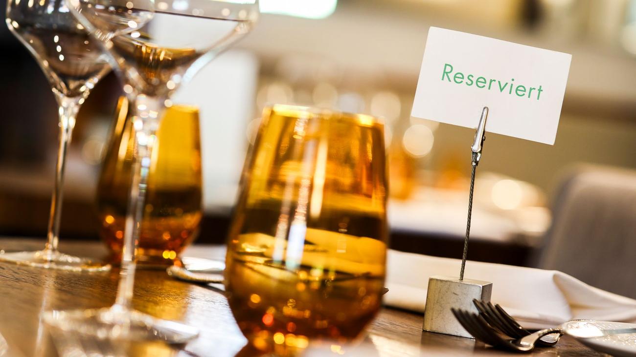 Restoran, rezervasyon, rezervasyonsuz, walk-in, gastronomi, trend, spontanelik, yemek, lokanta, Dehoga, no-show, müşteri, Berlin, Münih, Hamburg, Viyana, Paris, kafe, bekleme, kuyruk, restoran kültürü, yemek trendleri, gastronomi trendleri, spontane yemek, rezervasyon sorunları, müşteri davranışları, gastronomi işletmeleri, restoran yönetimi, Almanya, Avusturya, Fransa, şehir yaşamı, sosyal medya, yemek deneyimi
