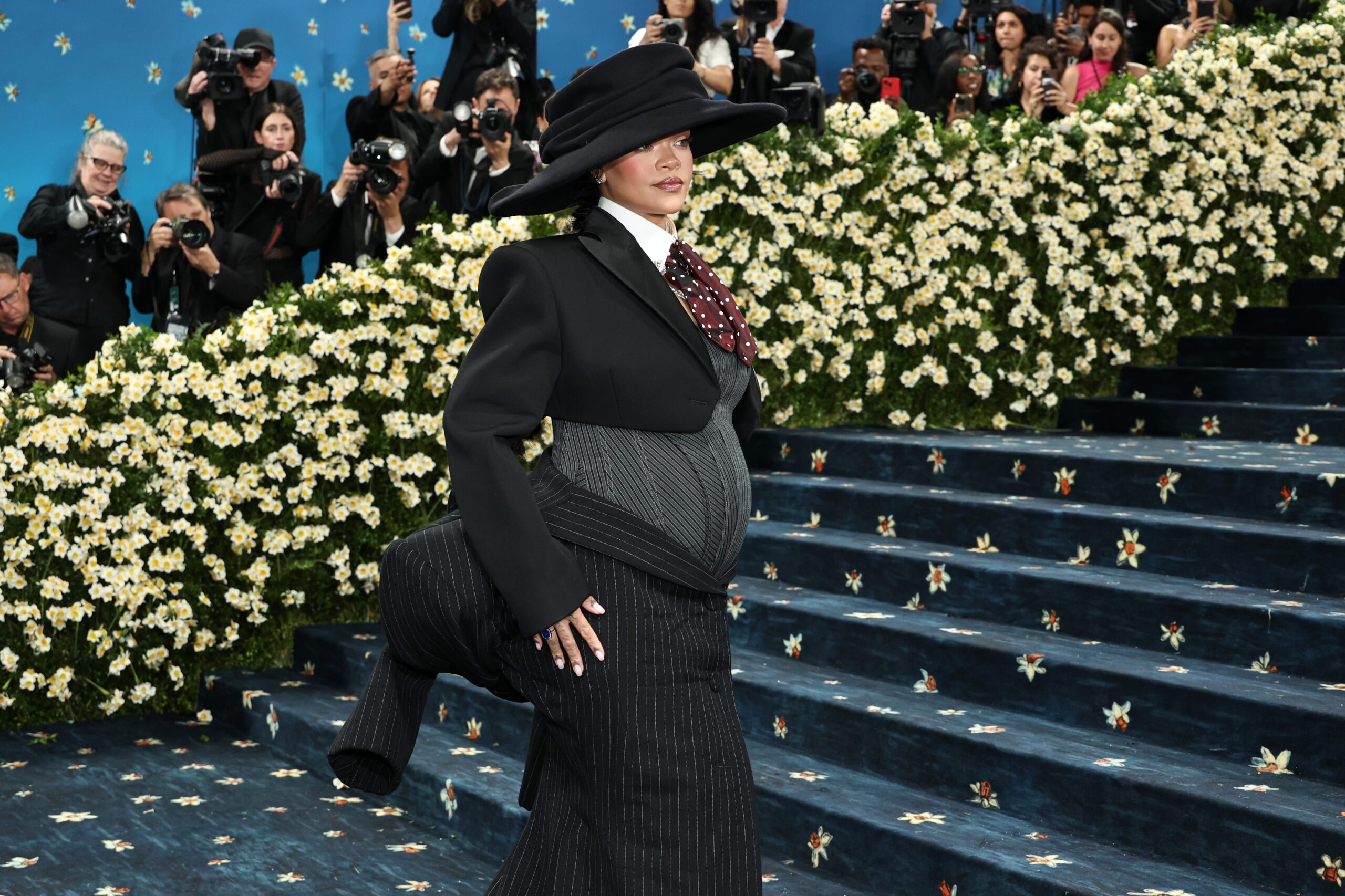 Rihanna, Met Gala 2025, Superfine: Tailoring Black Style, Fenty Beauty, A$AP Rocky, hamile, Marc Jacobs, Stephen Jones, Cartier, Monica L. Miller, Slaves to Fashion, Black Dandyism, moda, stil, kırmızı halı, blue carpet, Colman Domingo, Lewis Hamilton, Pharrell Williams, Anna Wintour, makyaj, güzellik, cilt bakımı, Met Gala kıyafetleri, Met Gala teması, 2025 Met Gala, moda trendleri, Fenty Beauty ürünleri, Rihanna hamilelik, ünlü stili, siyah moda, terzilik, tasarım, Met Gala özet, Met Gala detayları
