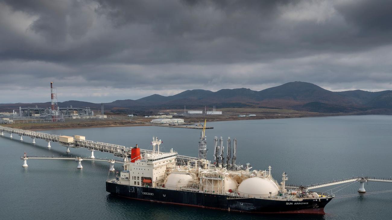 Avrupa Birliği, Rus gazı, enerji ithalatı, Sefe, Gazprom Germania, sıvılaştırılmış doğalgaz, LNG, enerji krizi, Ukrayna, Rusya-Ukrayna savaşı, doğalgaz tedariki, enerji güvenliği, enerji politikası, ticaret hukuku, spot piyasa, uzun vadeli sözleşmeler, Dan Jorgensen, enerji komiseri, enerji ambargosu, Rus petrolü, uranyum, Euratom Tedarik Ajansı, yaptırımlar, fiyat sınırı, gölge filosu
