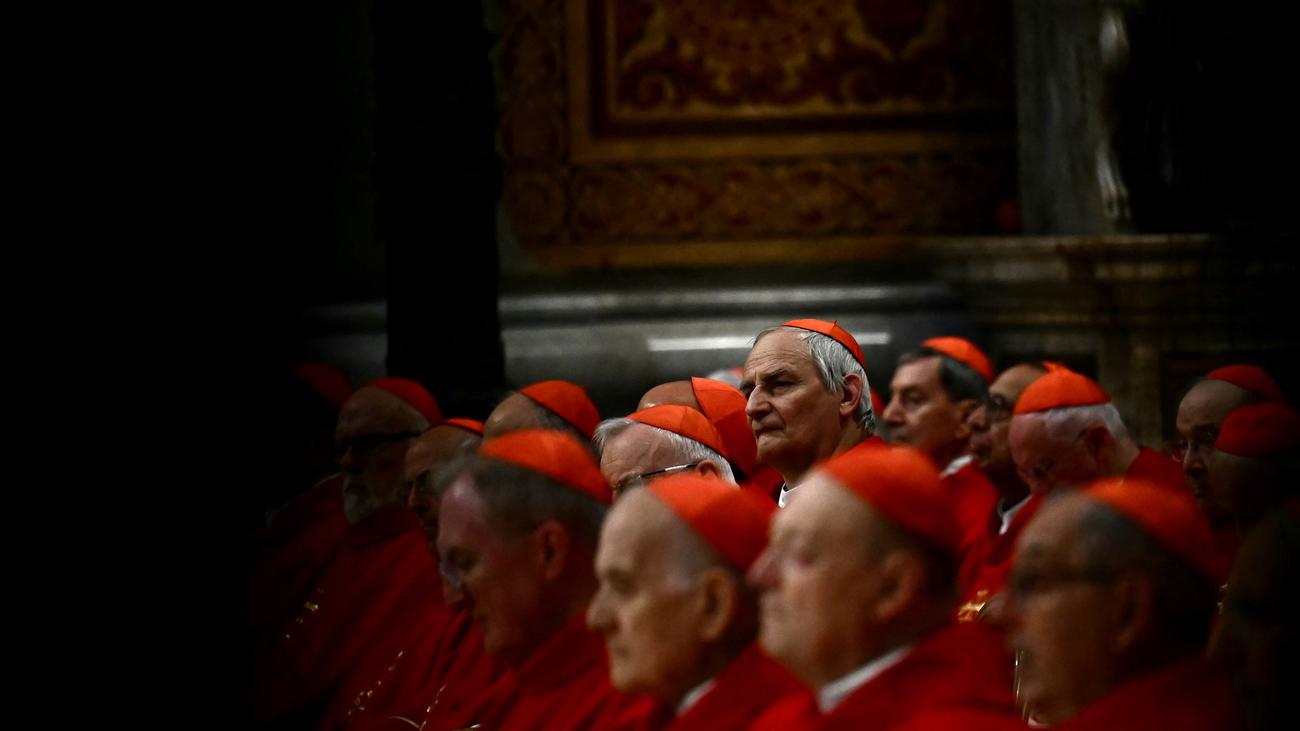 Papalık seçimi, Konklav, Papa Franciscus, Kardinaller, Sistina Şapeli, Beyaz duman, Habemus papam, Vatikan, Katolik Kilisesi, Pietro Parolin, Kardinal Marx, Kardinal Woelki, Kardinal Müller, Papalık halefi, Seçim süreci, Kardinal Koleji, Gizlilik yemini, Oy pusulaları, Kilitlenme, Santa Marta konukevi, Tarihi papalık seçimleri, Dini haberler, Vatikan haberleri, Katolik dünyası
