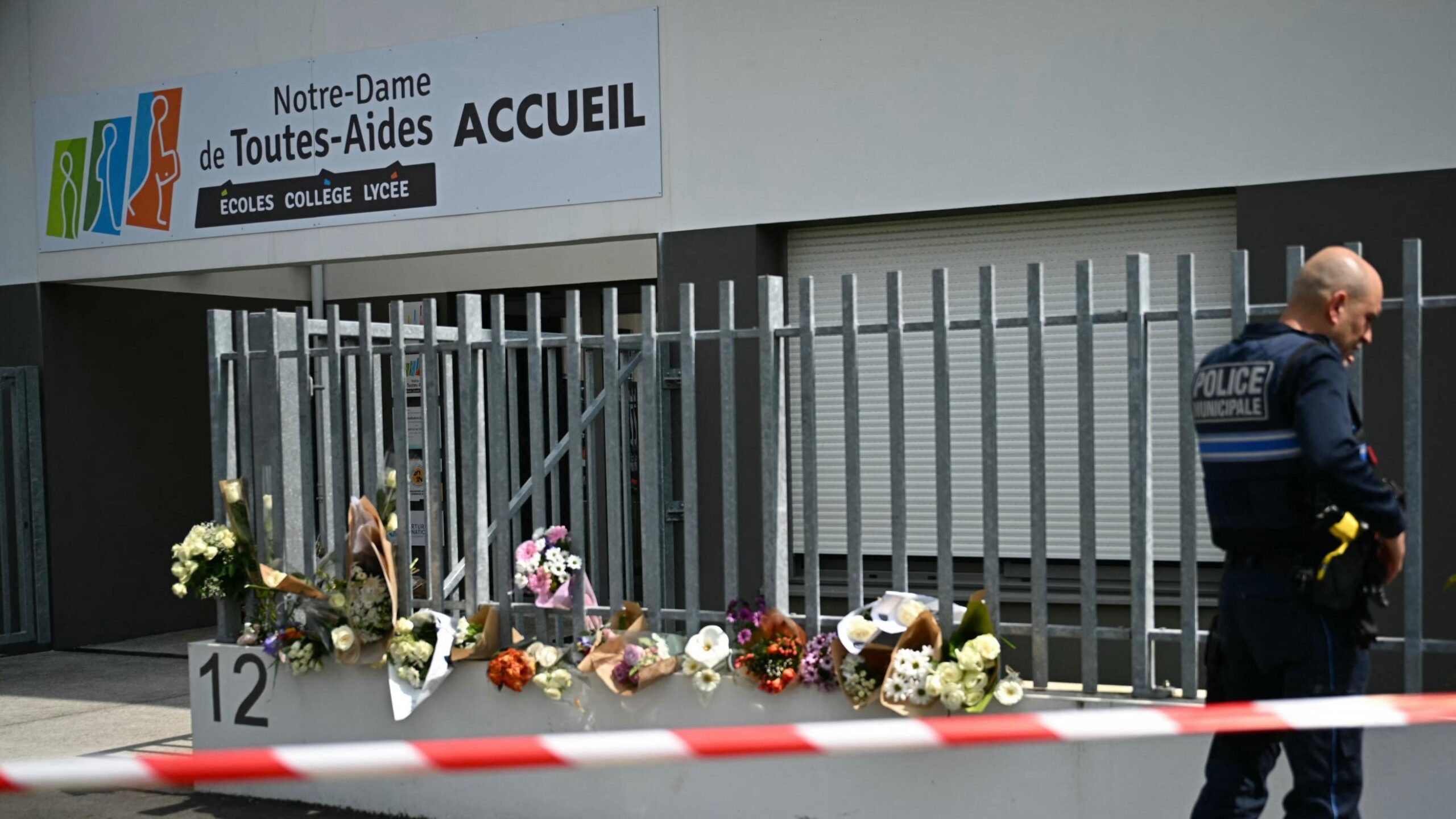 Nantes, bıçaklı saldırı, lise, cinayet, soruşturma, katil, genç, psikiyatri, Notre-Dame-de-Toutes-Aides, Loire-Atlantique, adli soruşturma, öldürme girişimi, ağırlaştırılmış şiddet, silah, okul, maske, Hitler, yalnızlık, gözaltı, cenaze