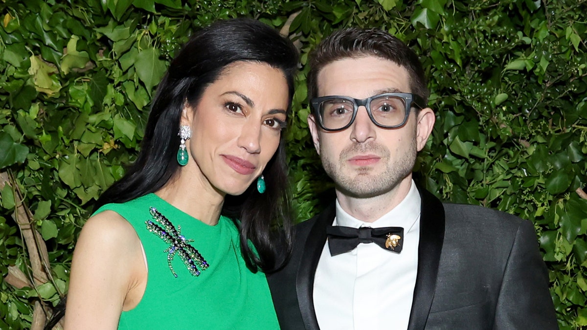 Alex Soros, Huma Abedin, The New Yorker, Naomi Fry, ComfortablySmug, Alexandria Ocasio-Cortez, Al Sharpton, Kamala Harris, Ella Emhoff, Demokrat Parti, Steve Guest, oligarşi, Bernie Sanders, Matt Schuck, Townhall, Chuck Ross
