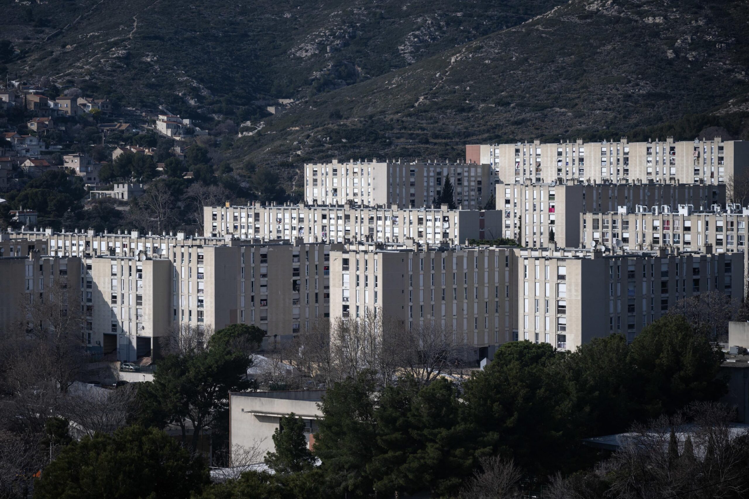 La Castellane, Marsilya, uyuşturucu ticareti, çete savaşları, silahlı saldırı, suç, polis soruşturması, organize suç, Place Nette XXL, Emmanuel Macron, La Bricarde, Fransa, OQTF, sınır dışı, DCOS, adli polis, mafya, Nicolas Bessone
