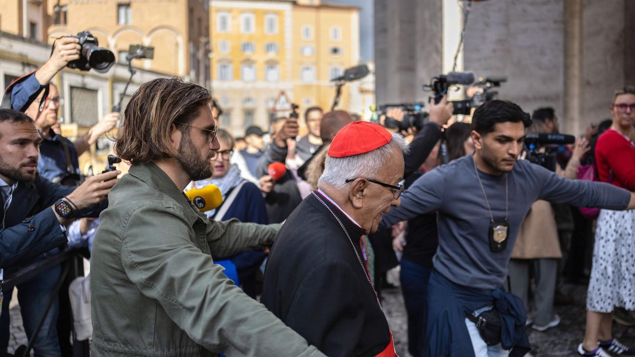 Papa Francesco, Vatikan, Kardinaller, Konklav, Papalık seçimi, Pietro Parolin, Matteo Zuppi, Pierbattista Pizzaballa, Sixtina Şapeli, Katolik Kilisesi, Papa halefi, Habemus Papam, Beyaz duman, Kardinal seçimi, Papa'nın istifası, Dini haberler, Vatikan haberleri, Kardinaller toplantısı, Katolik inancı, Papa'nın rolü, Dünya Katolikleri, Papa'nın mirası, Vatikan'da gizlilik, Papa'nın halefi kim olacak?
