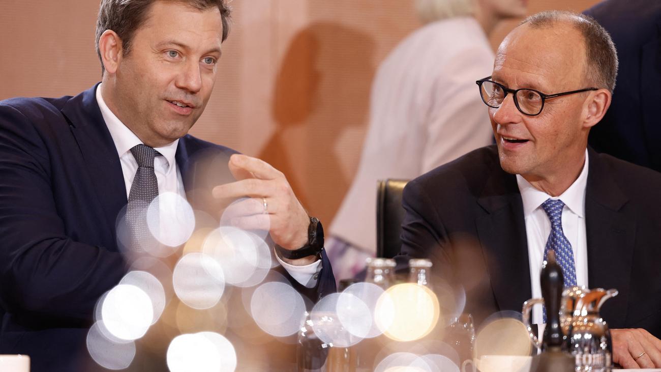 Lars Klingbeil, Friedrich Merz, Bundesregierung, Kabinettssitzung, Organisationserlass, Vizekanzler, Bundeskanzler, SPD, CDU, CSU, Deutschland, Politik, Wahl, Kanzlermehrheit, Regierung, Beschlüsse
