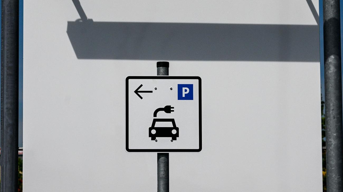 Elektrikli araçlar, elektrikli otomobil satışları, elektrikli otomobil talebi, bataryalı araçlar, KBA, Kraftfahrt-Bundesamt, otomobil pazarı, otomobil satışları, otomotiv sektörü, Constantin Gall, EY, teşvikler, vergi avantajları, filo araçları, Tesla, Elon Musk, boykot, Almanya, Grünheide, otomobil haberleri
