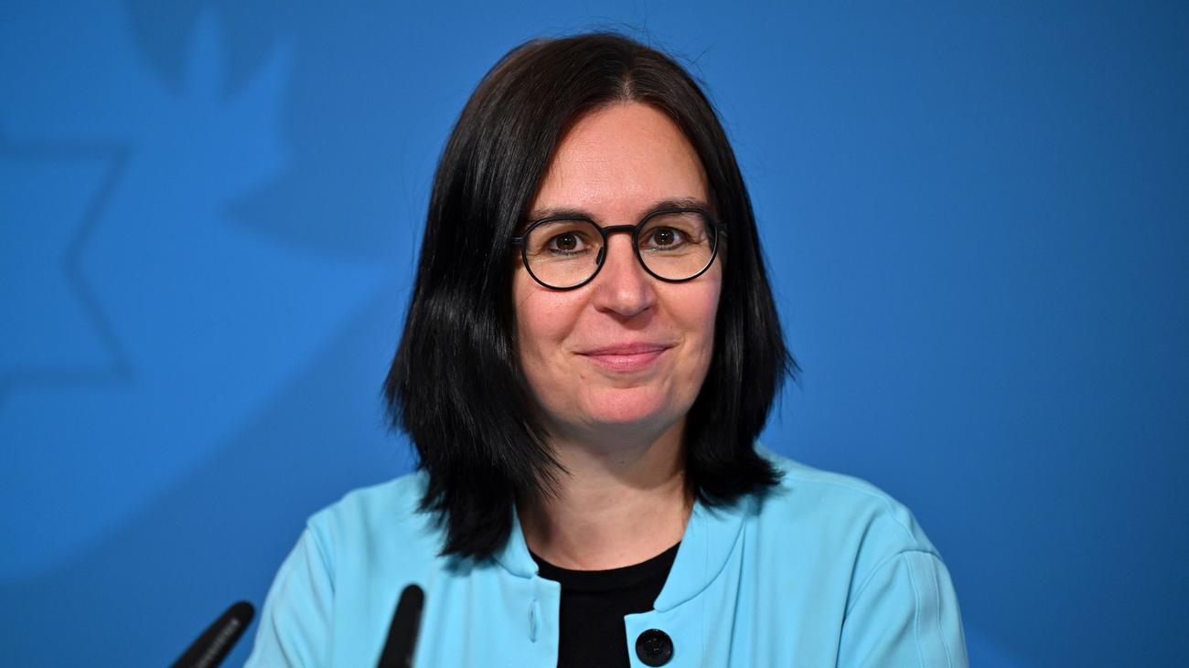 Thüringen Monitor, Thüringen demokrasi, Thüringen siyaset, Thüringen aşırı sağ, Thüringen yabancı düşmanlığı, Marion Reiser, Friedrich-Schiller-Universität Jena, Thüringen araştırması, Thüringen siyasi eğilimler, Thüringen halkının görüşleri, demokrasi memnuniyeti, aşırı sağcı eğilimler, etnosantrizm, neo-nasyonal sosyalizm, Thüringen güncel, Thüringen siyasi analiz, Almanya siyaset
