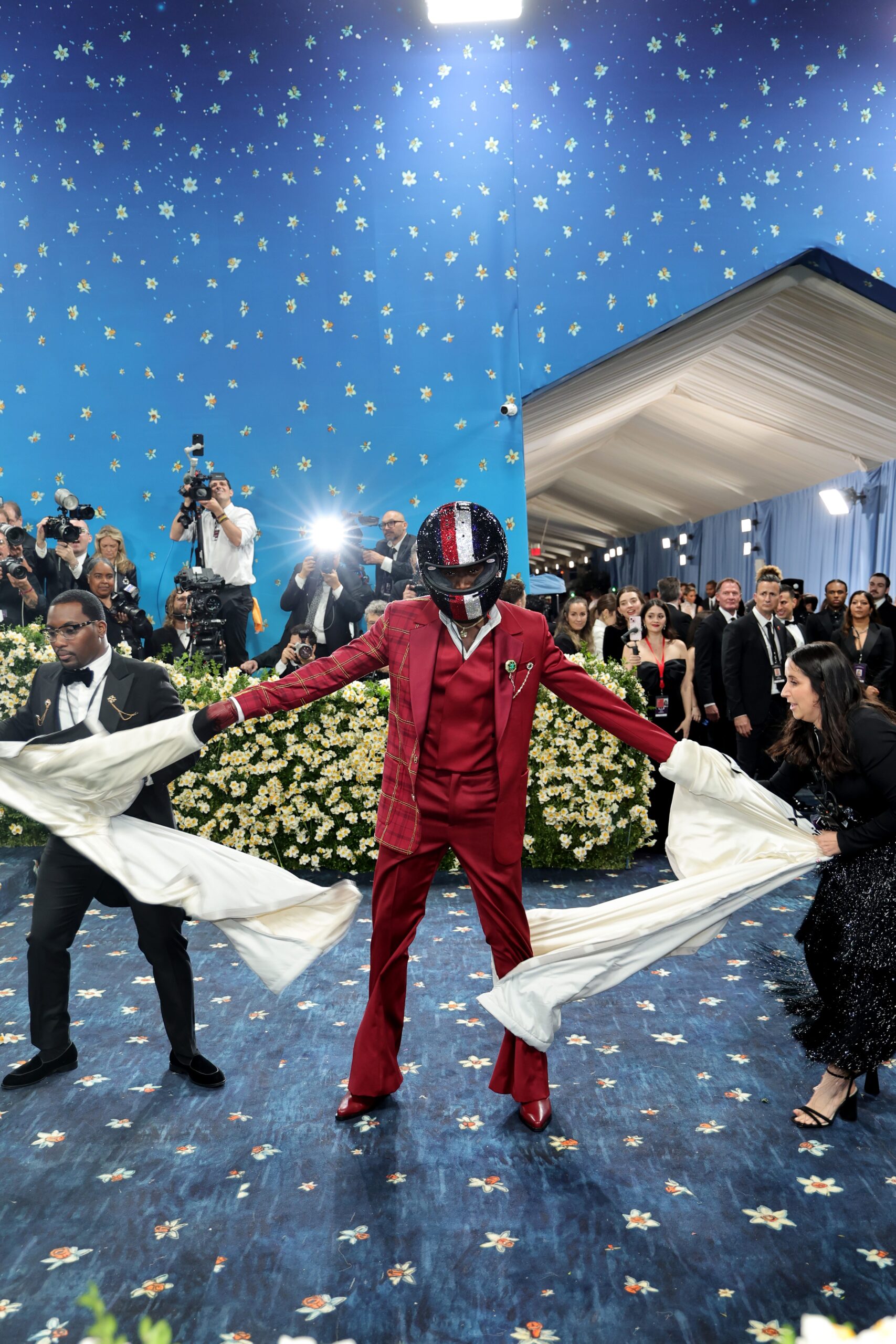 Met Gala 2025, moda, kırmızı halı, ünlüler, Diana Ross, Colman Domingo, Sabrina Carpenter, Damson Idris, Lewis Hamilton, Doechii, Rihanna, A$AP Rocky, Kamala Harris, Anna Wintour, siyaset, Donald Trump, kıyafetler, stil, tasarımcılar, Metropolitan Müzesi Sanat Galası, Black dandyism, hamilelik, yarış arabası, kutu, Tommy Hilfiger, Louis Vuitton, tören
