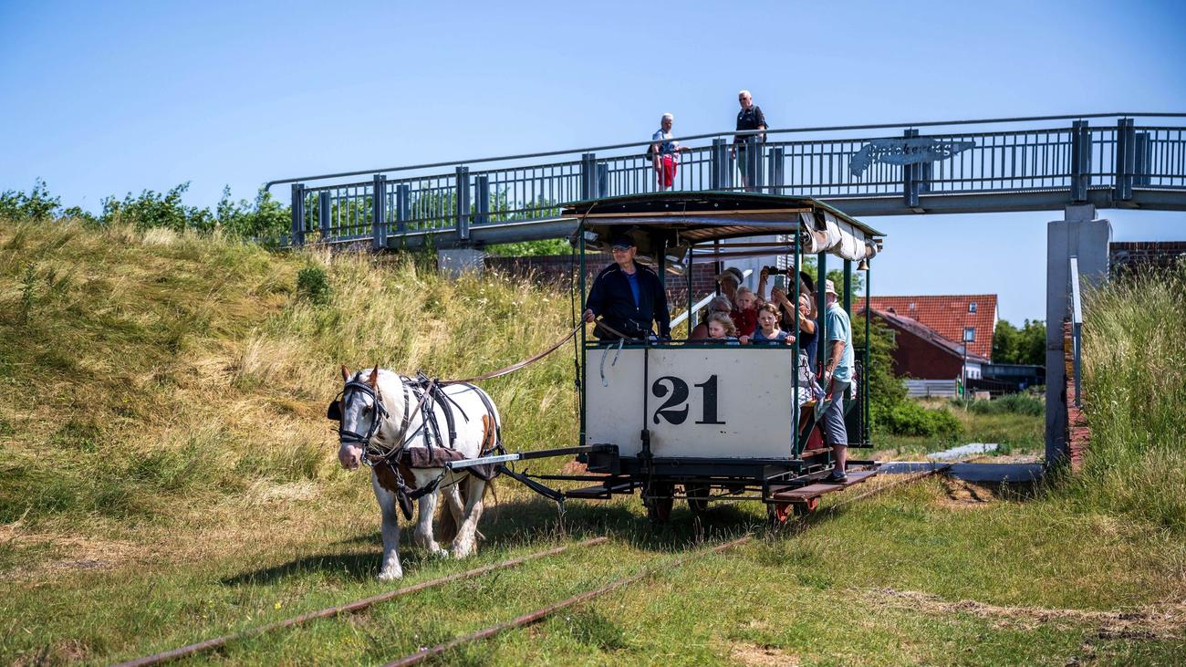 Spiekeroog, Pferdebahn, Ostfriesland, Nordsee, Wattenmeer, Gleisbau, Streckenerweiterung, Tourismus, Nationalpark Niedersächsisches Wattenmeer, Rettungsschuppen, Inselbahn, Denkmalschutz, Deicherhöhung, Spendenaktion, Seenotretter, Museum, Urlaub
