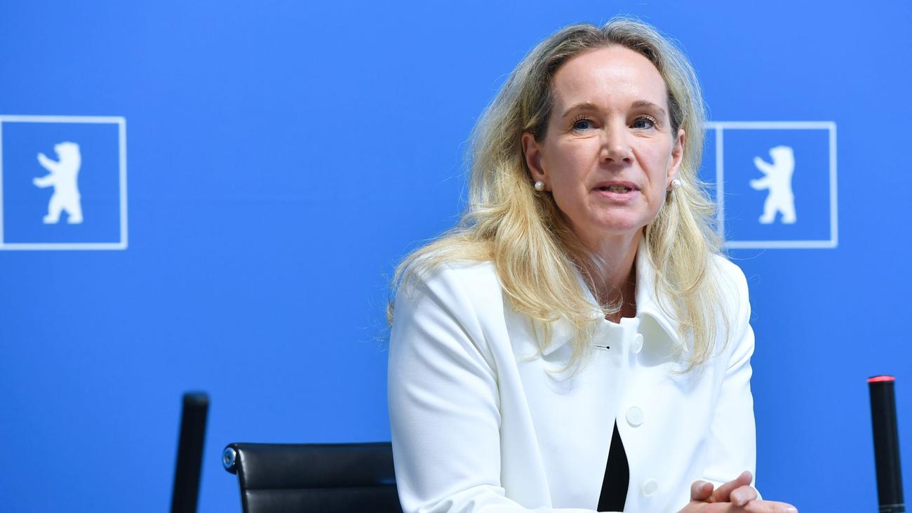 Berlin, Kültür Senatörü, Sarah Wedl-Wilson, Kültür Bütçesi, Kesintiler, Kültür Diyaloğu, Sanat, Tiyatro, Müzeler, Kültür Politikası, Kültür Kurumları, Tasarruf, Yapısal Değişiklikler, Gelir Artışı, Ortak Depolar, Ortak Lojistik, Bilet Satışları, Maaş Bordroları, Privizasyon, Vakıf, Kai Wegner, Joe Chialo, Siyaset, Berlin Kültürü, Alman Kültürü
