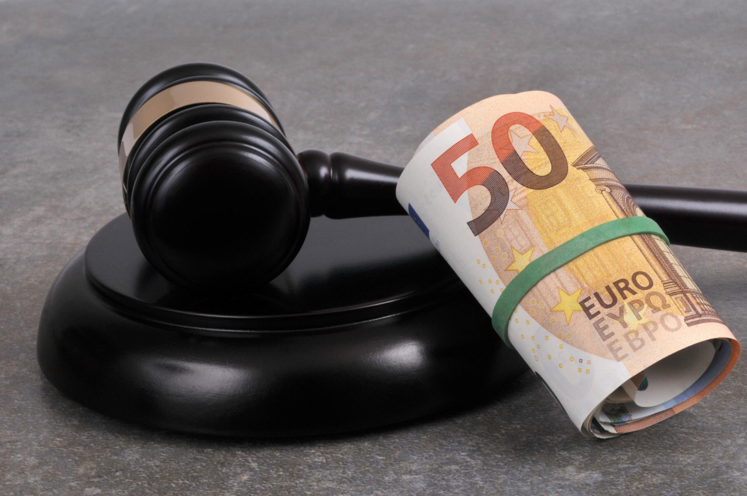 Kara para aklama, terör finansmanı, LCB/FT, Finansal Sektör Danışma Komitesi, CCSF, Avrupa Birliği, mevzuat, uyumluluk, müşteri tanıma, KYC, kimlik doğrulama, dijital kimlik, finansal kurumlar, rapor, öneriler, 2027, profesyonel müşteriler, dernekler, siyasi nüfuz sahibi kişiler, PPE, yurt dışında yaşayan Fransızlar, kamu şirketleri, bilgi toplama, veri güncelleme, eğitim, iletişim, şeffaflık, finansal istihbarat
