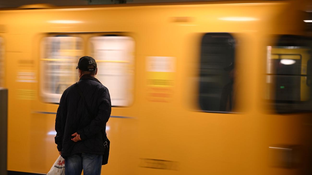 BVG, Berlin toplu taşıma, yolcu verileri, veri paylaşımı, Fahrinfo-App, hareket verileri, toplu taşıma analizi, veri gizliliği, Berlin-Brandenburg, yolcu araştırması, veri kaynakları, gönüllü veri paylaşımı, toplu taşıma kullanımı, otobüs ve tren güzergahları, ulaşım planlaması
