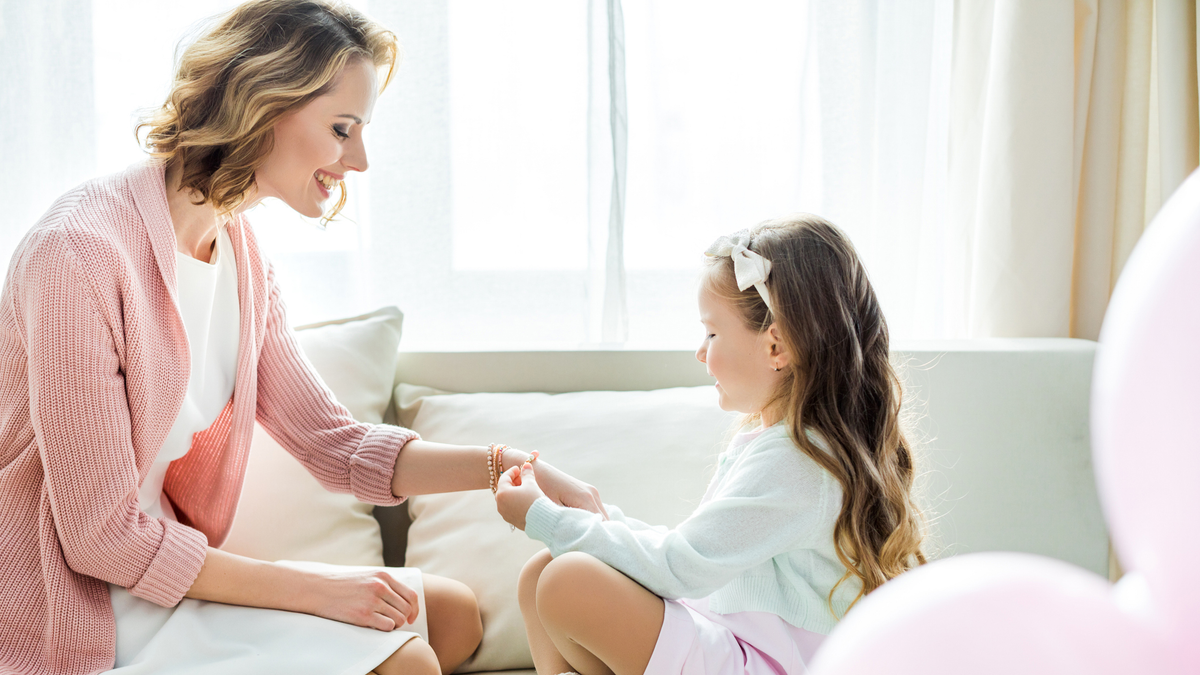 Anne için takı, Anneler Günü hediyesi, uygun fiyatlı takı, uygun fiyatlı mücevherler, Cate & Chloe, Kendra Scott, Oak & Luna, Swarovski kristalleri, tennis bilekliği, halka küpeler, kolye, altın kaplama takı, Pandora takılar, indirimli takı, takı fırsatları, Anneler Günü indirimleri, hediye fikirleri, lüks görünümlü takı, moda takı, şık takı
