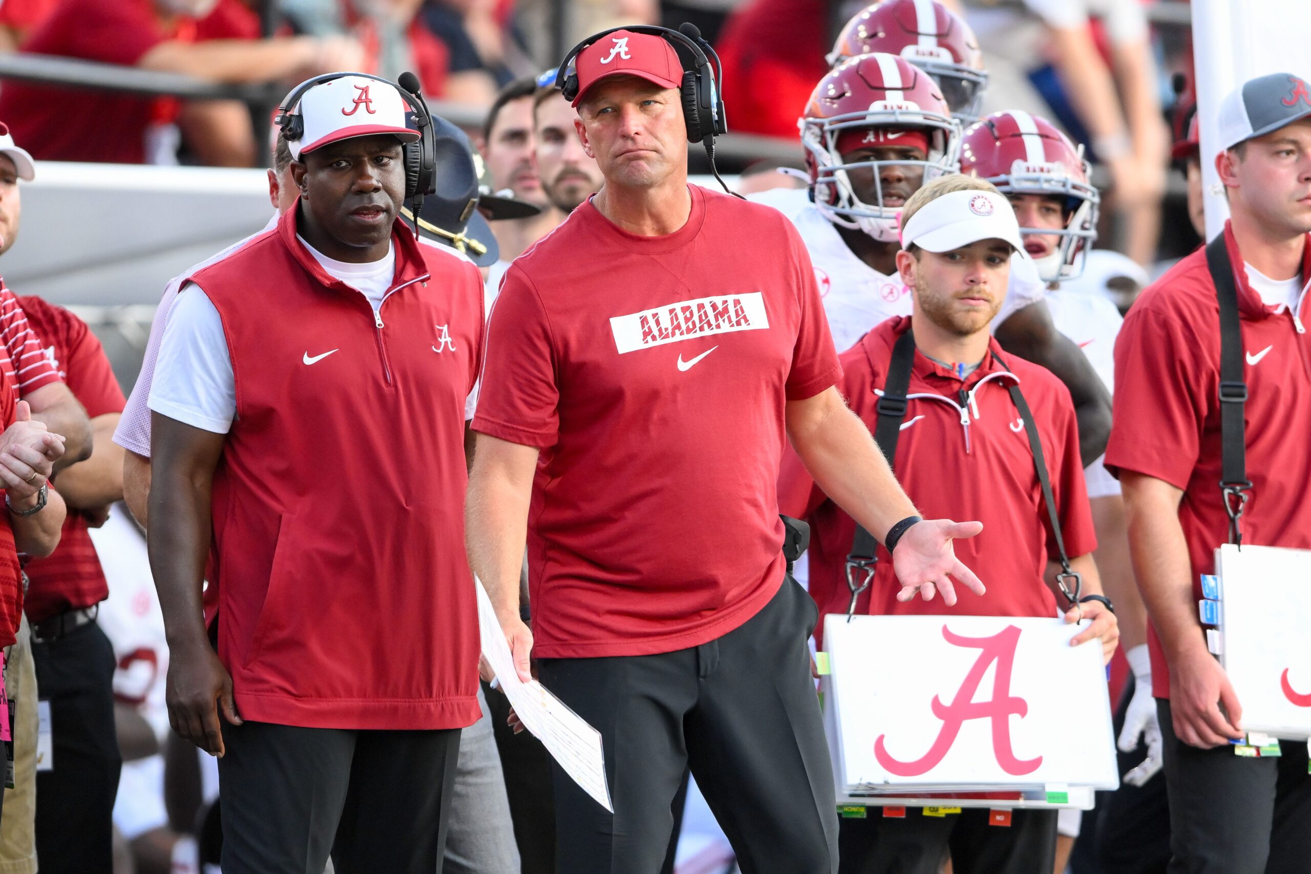 Alabama futbolu, Kalen DeBoer, Nick Saban, Jalen Milroe, Ty Simpson, Ryan Grubb, SEC, Kolej Futbolu, Savunma oyuncuları, Alıcılar, Hücum hattı, Greg Byrne, İşten çıkarma, Antrenörlük, Oyuncu transferleri, Sezon tahmini, Eleştiri, Disiplin, Ceza, Şampiyonluk, Kadro istikrarı, Beklentiler, Basın, Blake Toppmeyer
