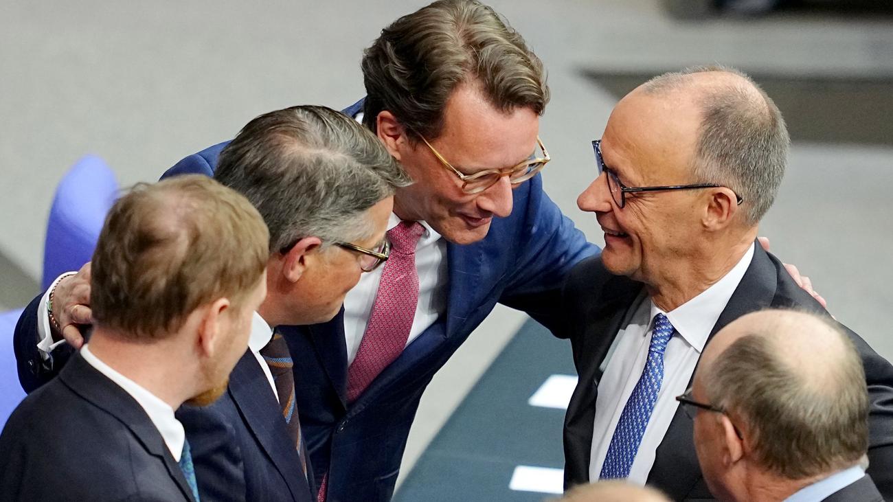 Friedrich Merz, Hendrik Wüst, CDU, Bundeskanzler, Nordrhein-Westfalen, Almanya, siyaset, seçim, tebrik, politika değişimi, ortak çalışma
