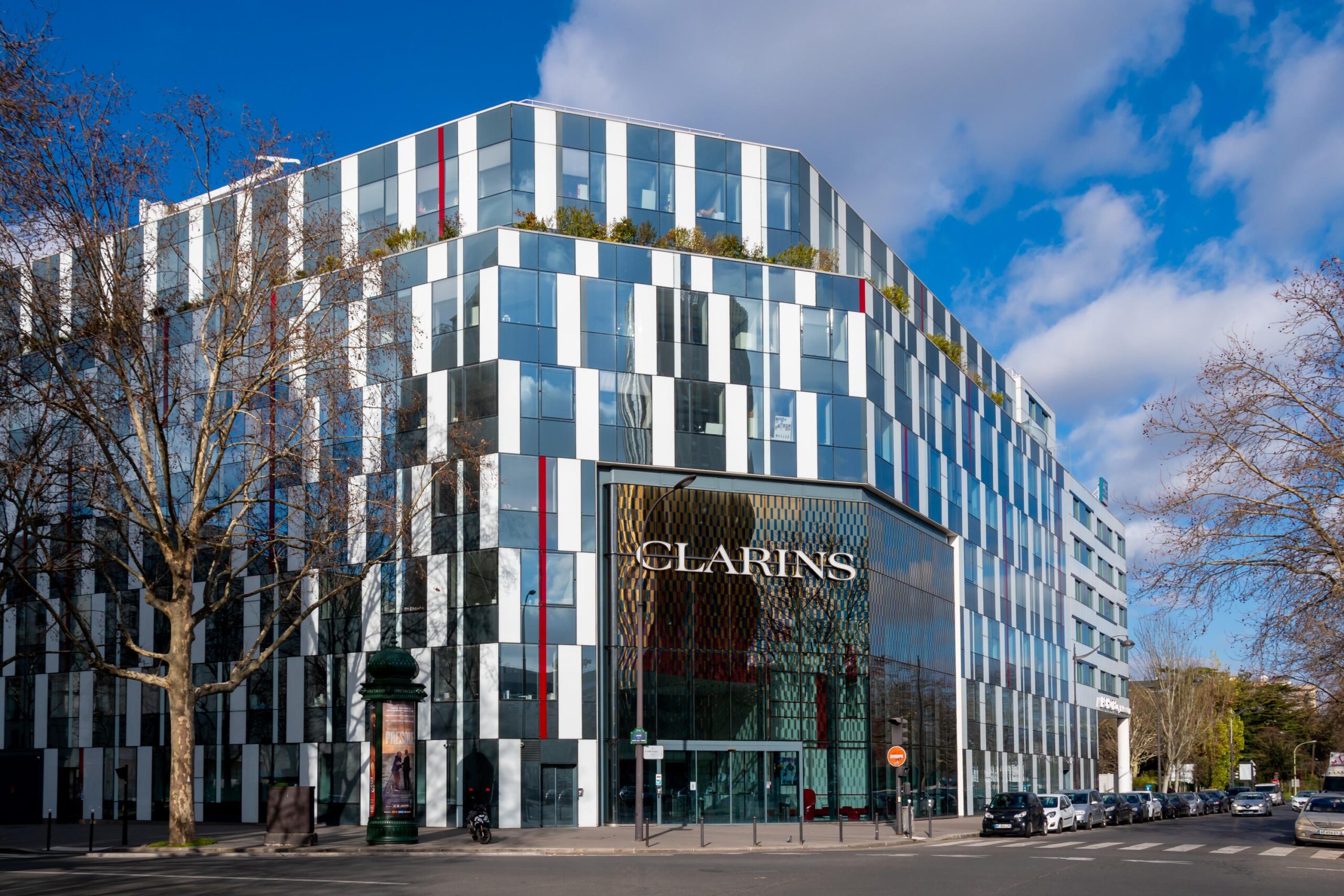 Clarins, B Corp, Virginie Courtin, sürdürülebilirlik, kozmetik, kurumsal sosyal sorumluluk, çevresel etki, sosyal etki, B Corp sertifikası, Jacques Courtin, aile şirketi, pozitif etki, etki odaklı şirket, sürdürülebilir kalkınma, etik iş uygulamaları, çevreci kozmetik, çevreci kaynak kullanımı, kapsayıcı ekonomi, adil ticaret, çevre dostu, yeşil hareket
