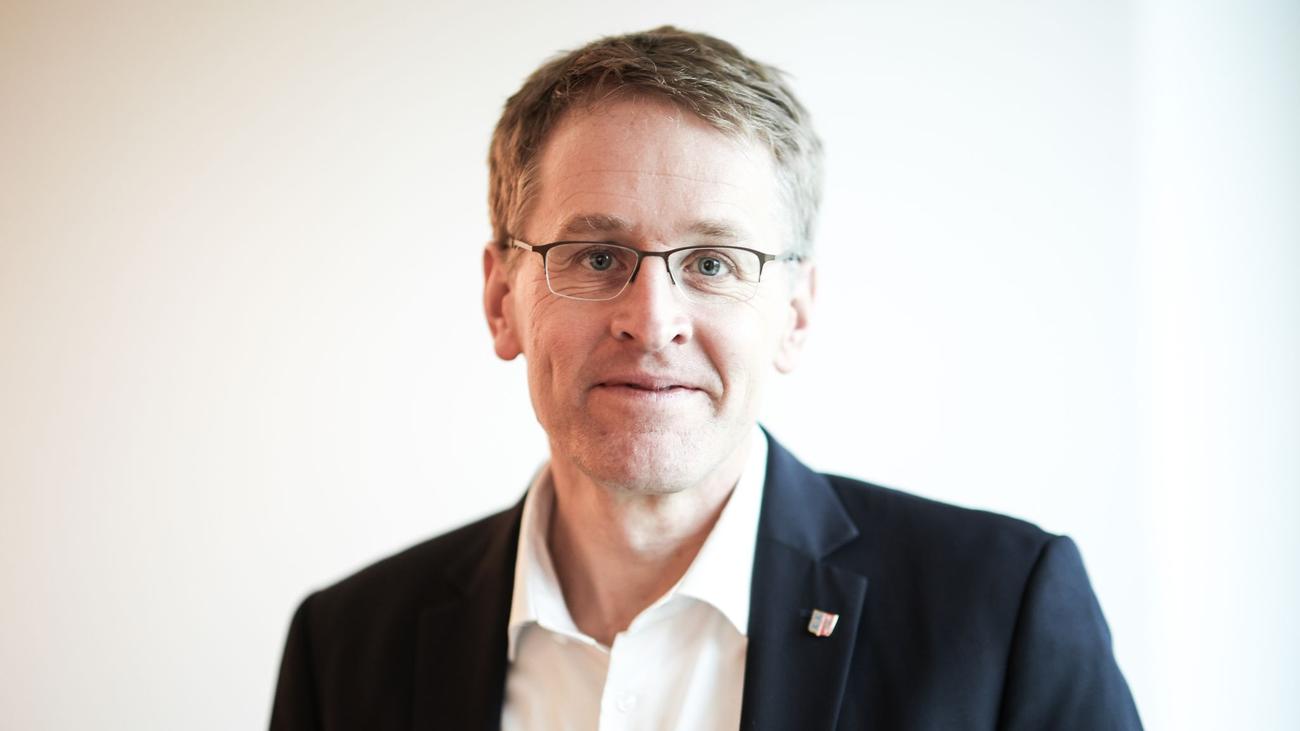 Daniel Günther, Friedrich Merz, Schleswig-Holstein, Başbakan, CDU, Almanya, Avrupa, Seçim, Hükümet, İstikrar, Güven, Sorumluluk, Gelecek, Zorluklar, Siyasi durum, Dış tehditler, İç tehditler, Milletvekilleri, Oy, Güvenoyu, İkinci tur, Umut, İyimserlik
