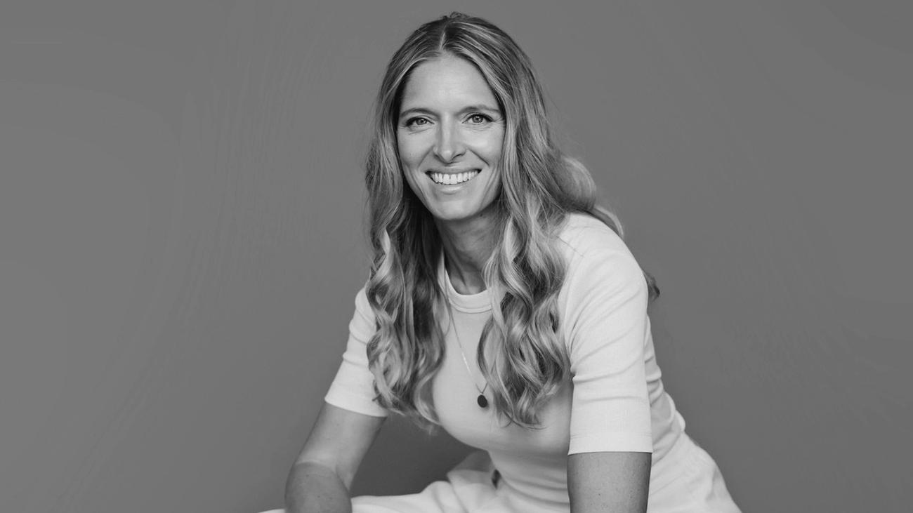 Kati Ernst, Ooia, Periodenunterwäsche, McKinsey, Unternehmensberaterin, Startup, Gründung, Longevity, Gesundheit, Finanzen, Karriere, Vereinbarkeit, Familie, Beruf, Podcast, Frisch an die Arbeit, Zeit, Daniel Erk, Elise Landschek, Hannah Scherkamp, Geldroutinen, ETFs, Finanzchaos, Unternehmensberatung, Work-Life-Balance, Selbstständigkeit, Unternehmertum

